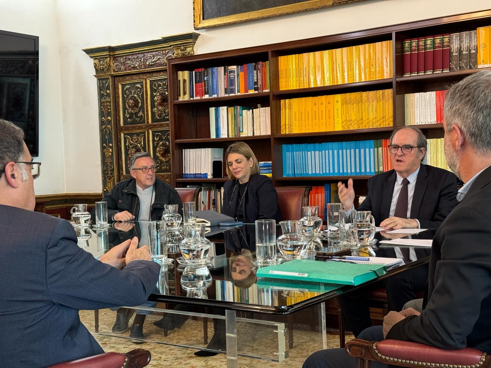 Ángel Gabilondo se reúne con dos asociaciones de víctimas de abusos en el ámbito de la Iglesia católica