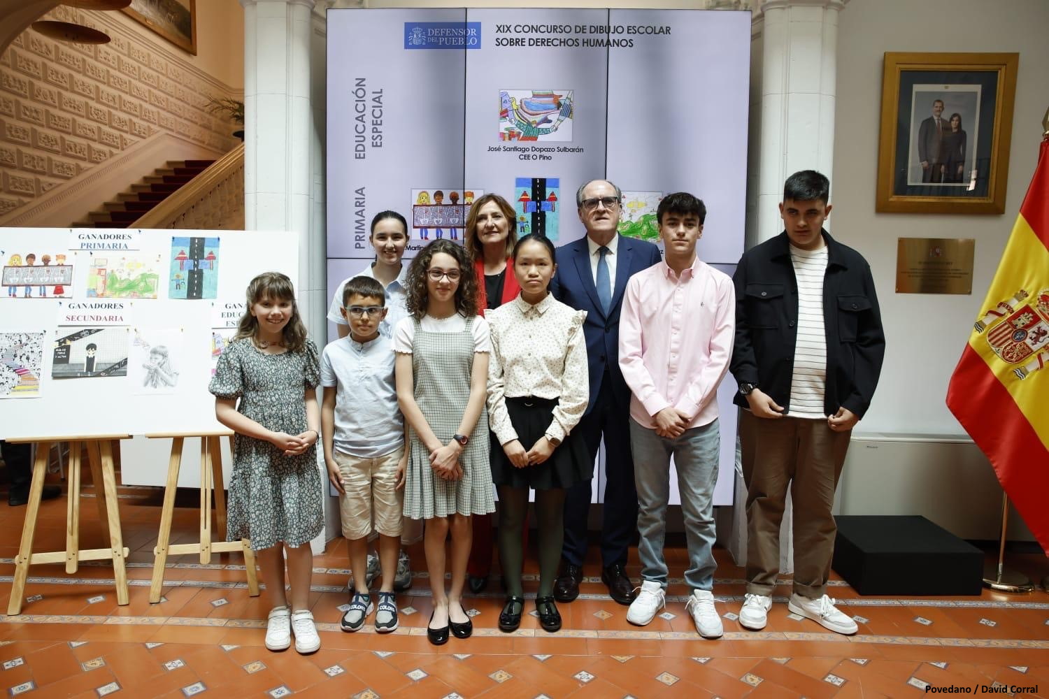 El Defensor del Pueblo, Ángel Gabilondo junto a los ganadores del concurso de dibujos sobre derechos humanos Defensor del Pueblo