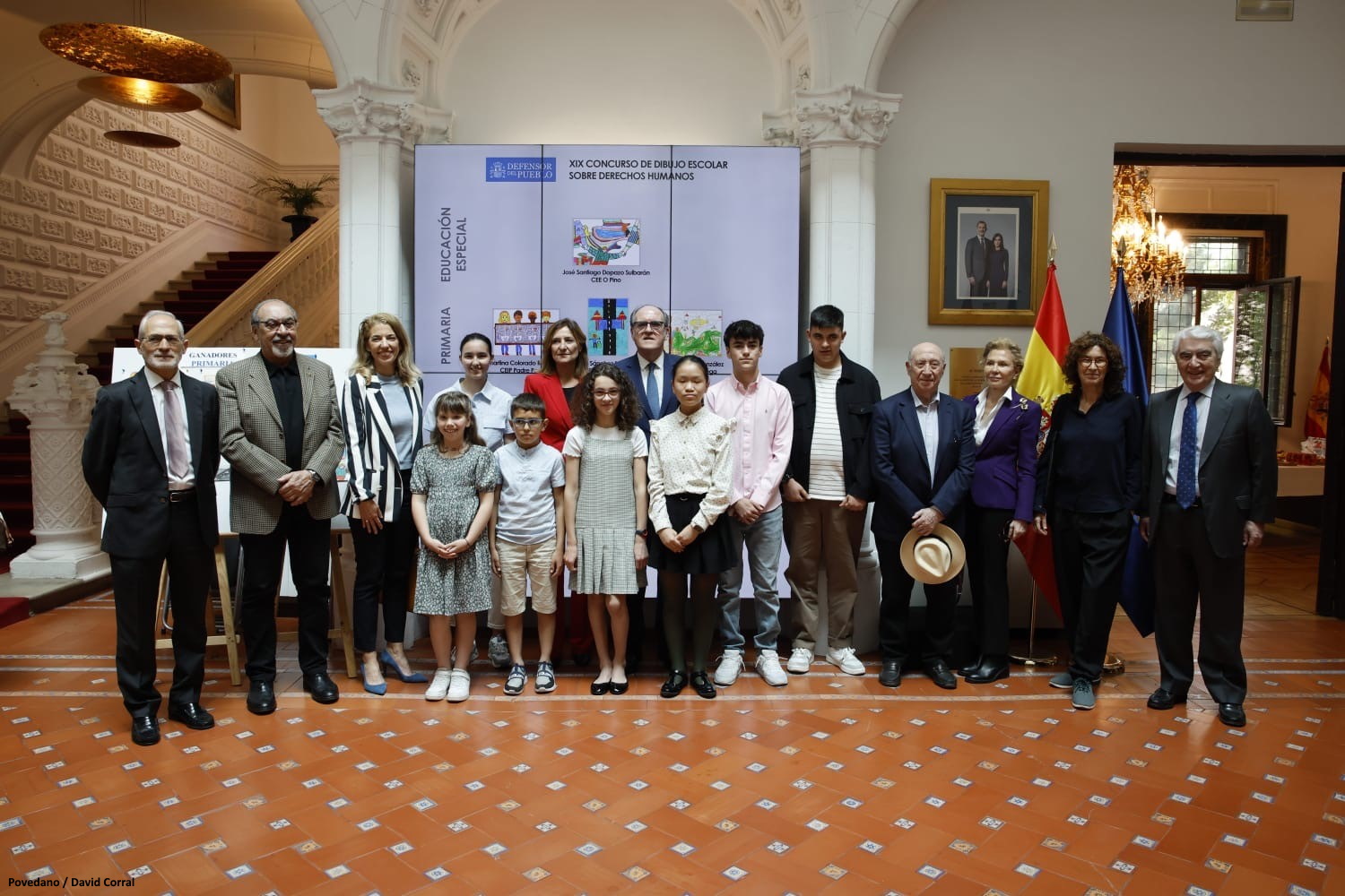 El Defensor del Pueblo, Ángel Gabilondo junto a los ganadores del concurso de dibujos sobre derechos humanos Defensor del Pueblo