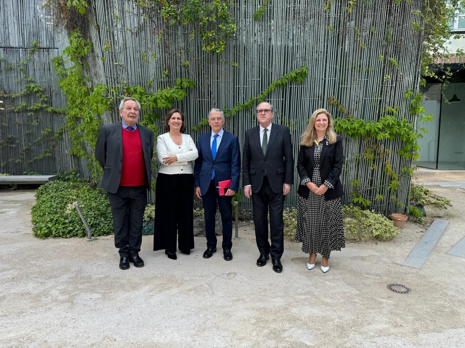 Foto de grupo en la presentación del libro ‘Inquietudes de un europeo’, de Francisco Michavila