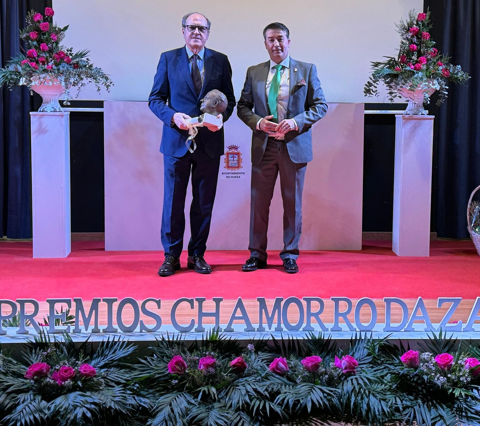 El Defensor del Premio con su premo Chamorro Daza