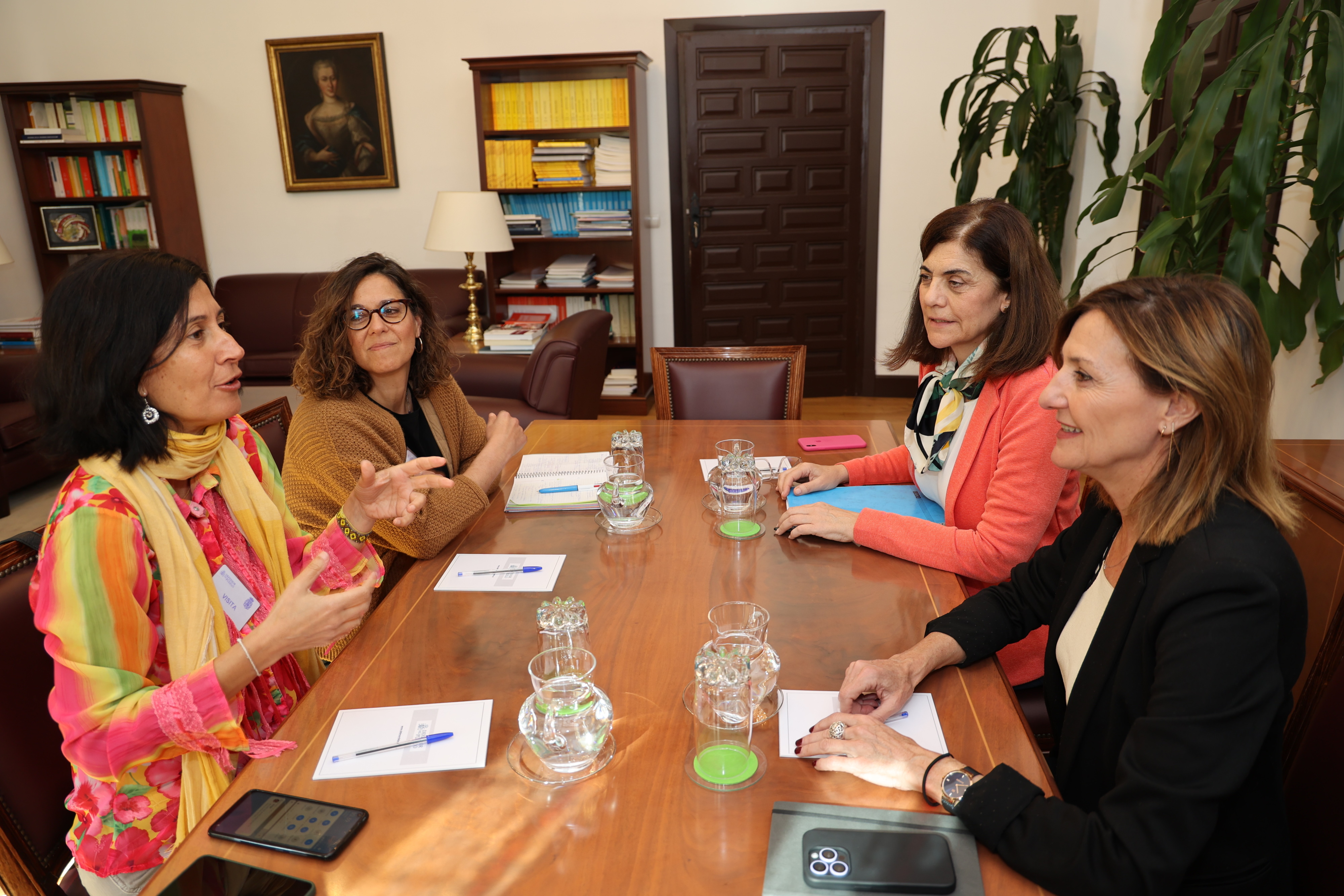 La adjunta segunda del Defensor del Pueblo, Patricia Bárcena reunida con representantes de UNICEF