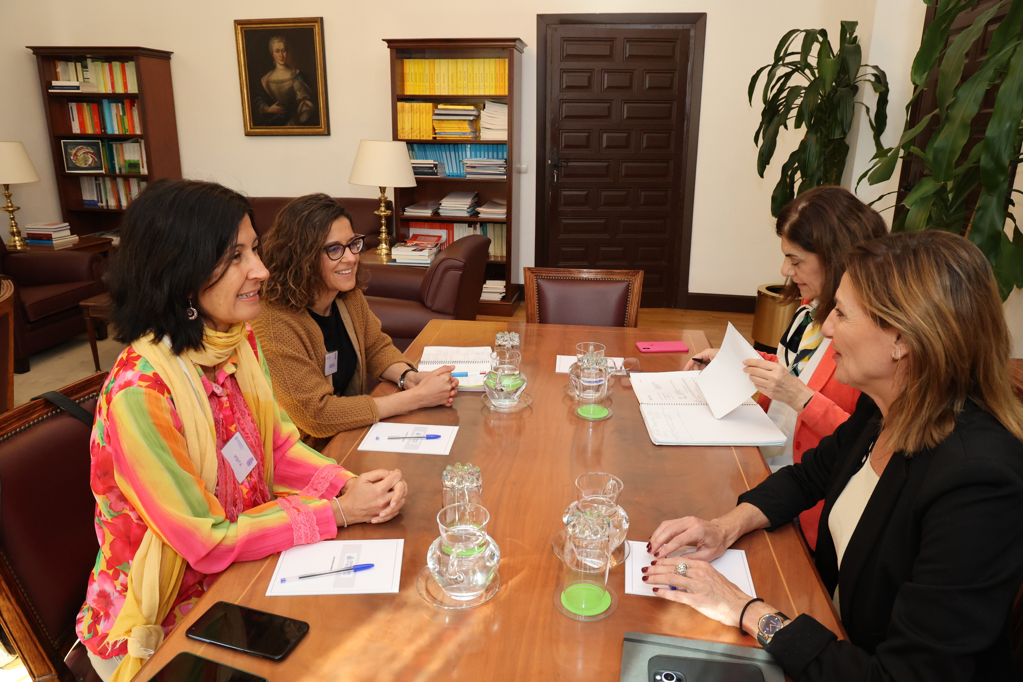 La adjunta segunda del Defensor del Pueblo, Patricia Bárcena reunida con representantes de UNICEF