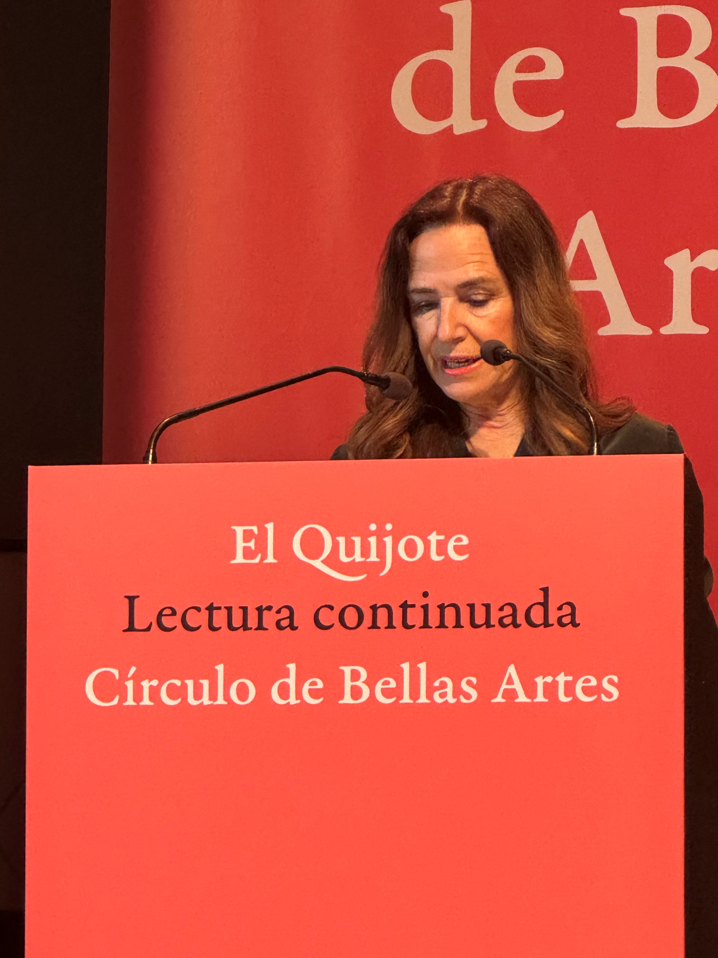 Teresa Jiménez-Becerril participando en la lectura continuada de El Quijote