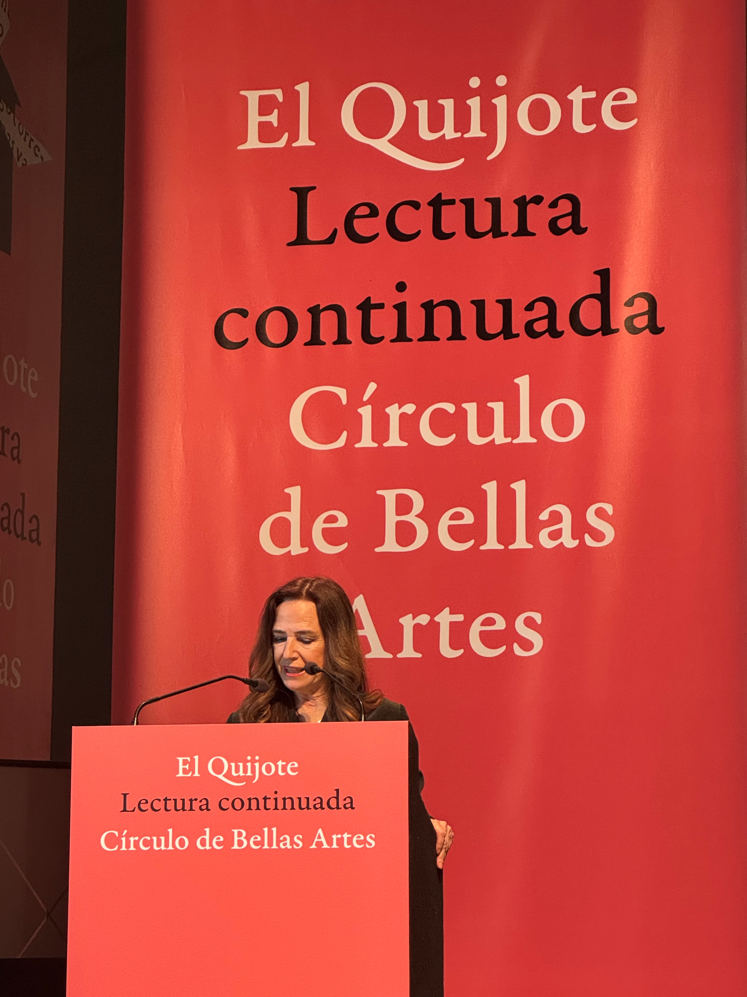Teresa Jiménez-Becerril participando en la lectura continuada de El Quijote