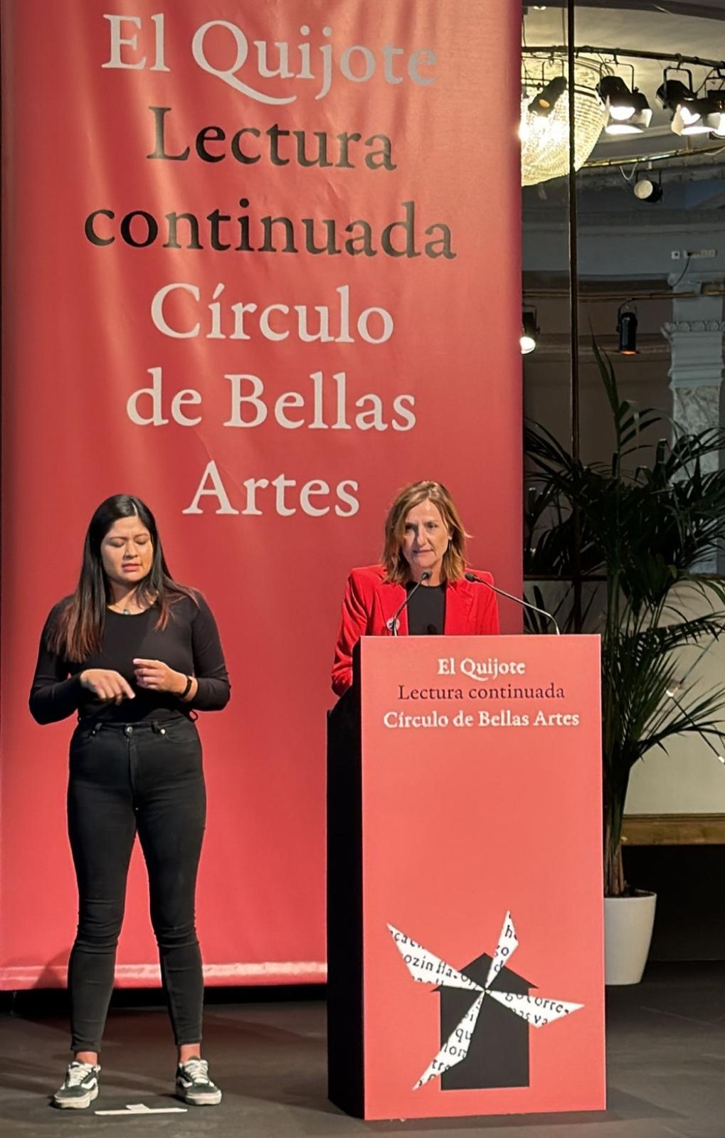 La adjunta segunda del Defensor del Pueblo, Patricia Bárcena durante la lectura continuada de El Quijote