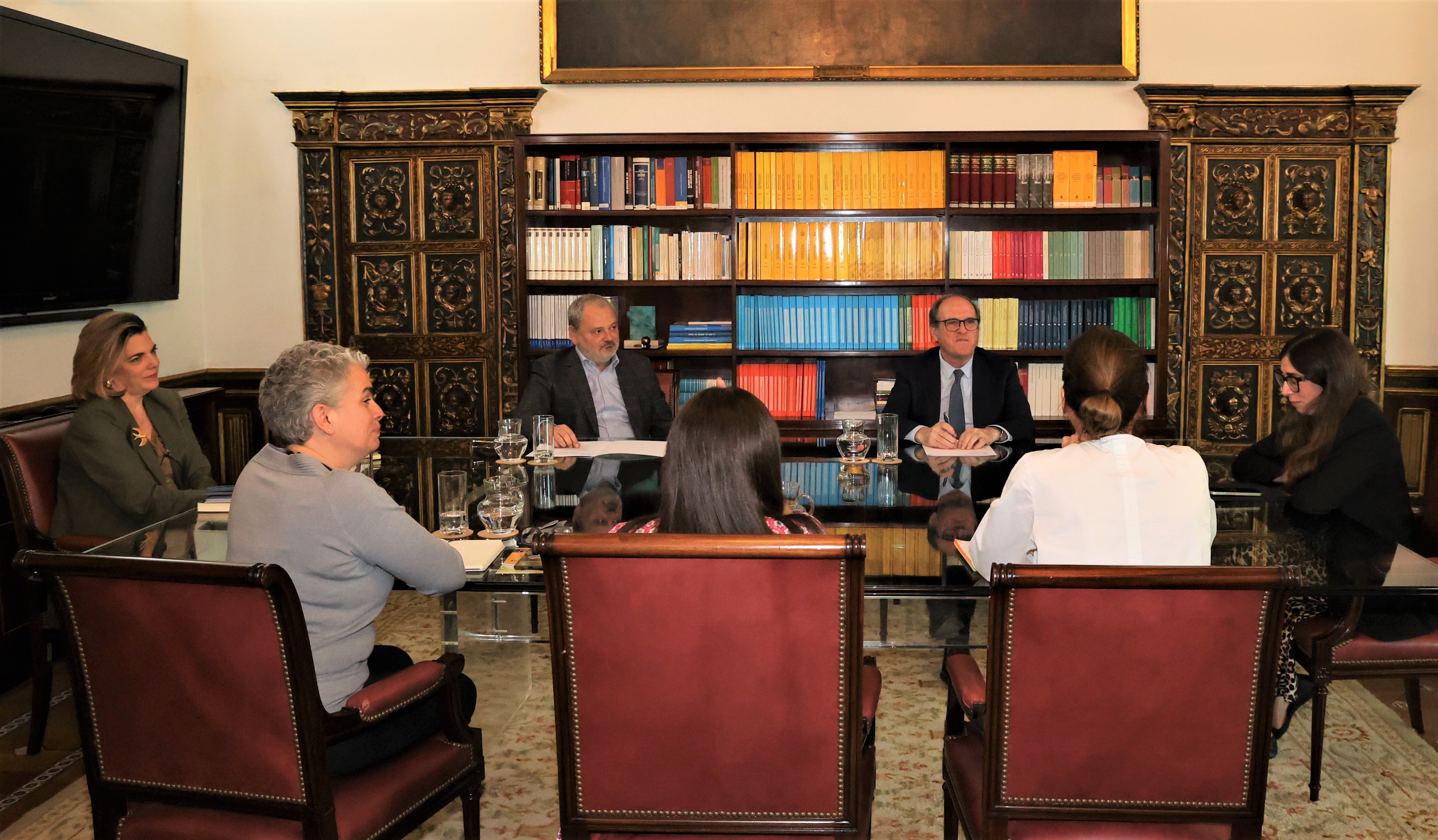 El Defensor del Pueblo, Ángel Gabilondo, reunido con la asociación de Acogimiento Familiar