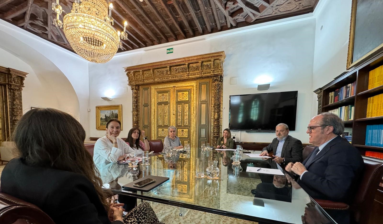 El Defensor del Pueblo, Ángel Gabilondo, reunido con la asociación de Acogimiento Familiar