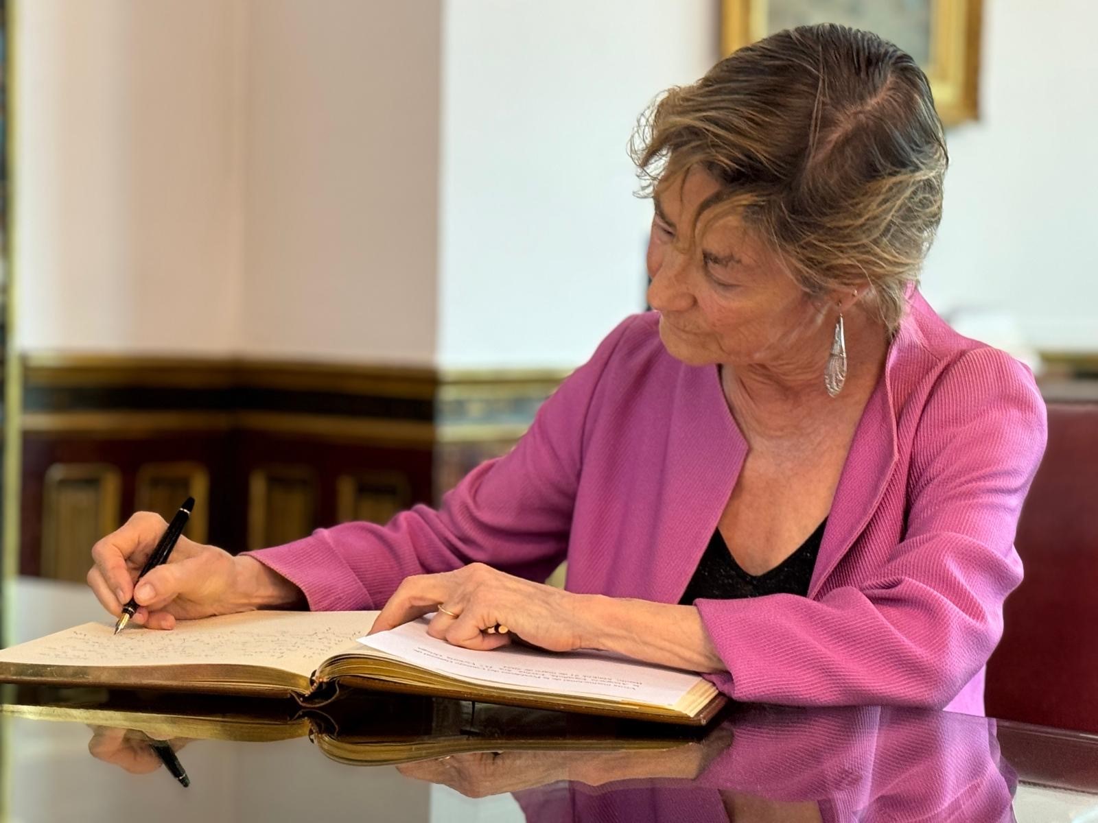 Victoria Ortega firmando en el despacho del Defensor
