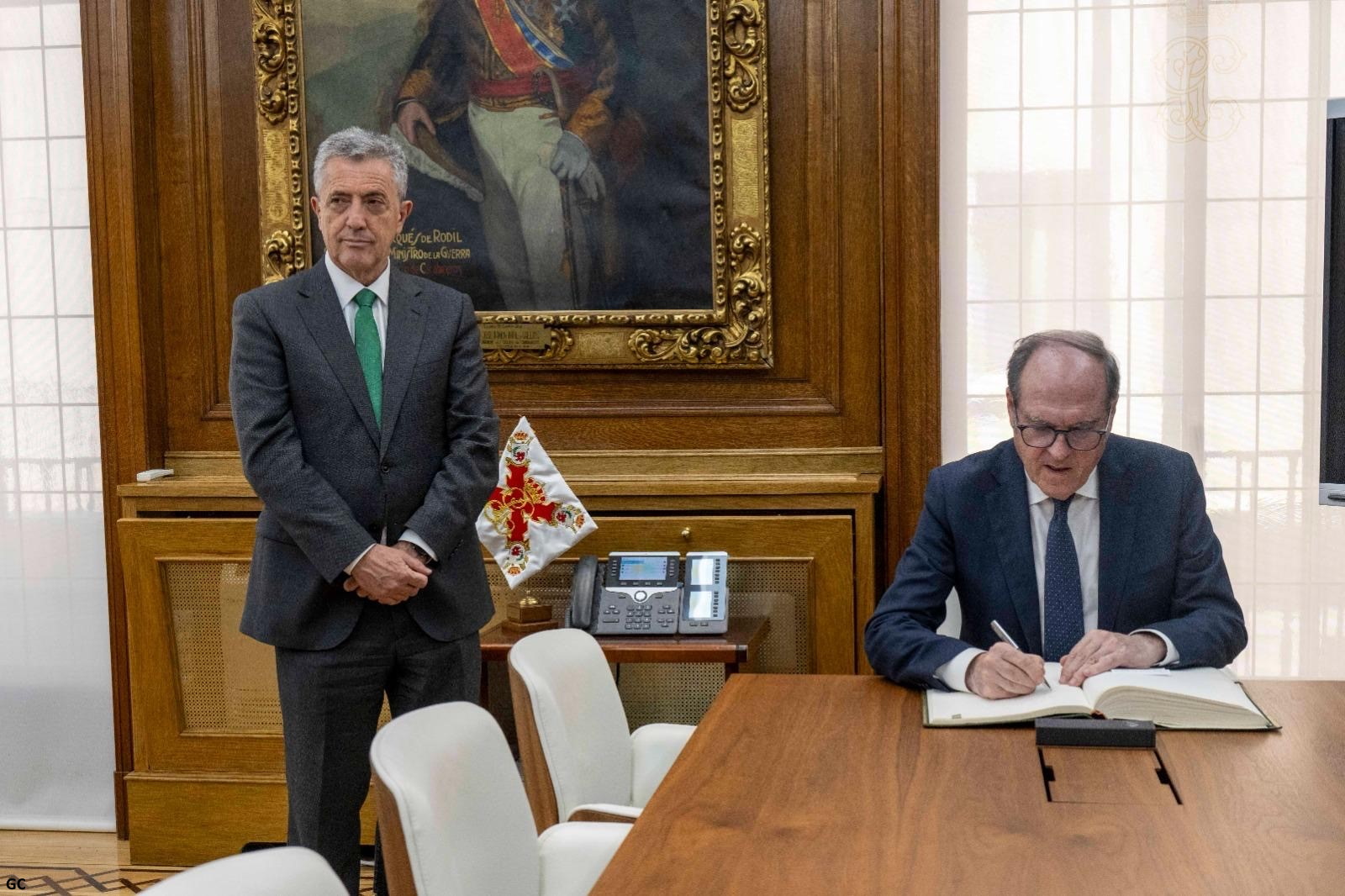 EL Defensor del Pueblo, Ángel Gabilondo, con el director general de la Guardia Civil, Leonardo Marcos