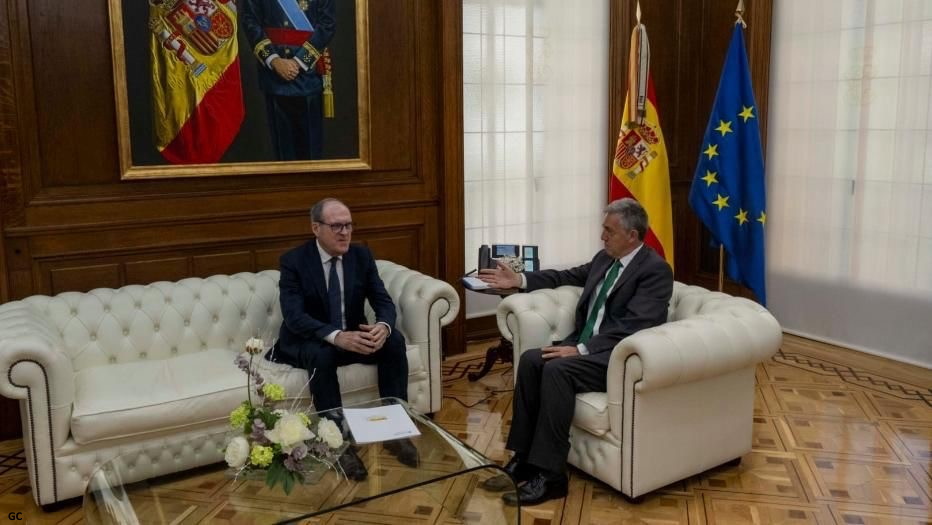EL Defensor del Pueblo, Ángel Gabilondo, con el director general de la Guardia Civil, Leonardo Marcos