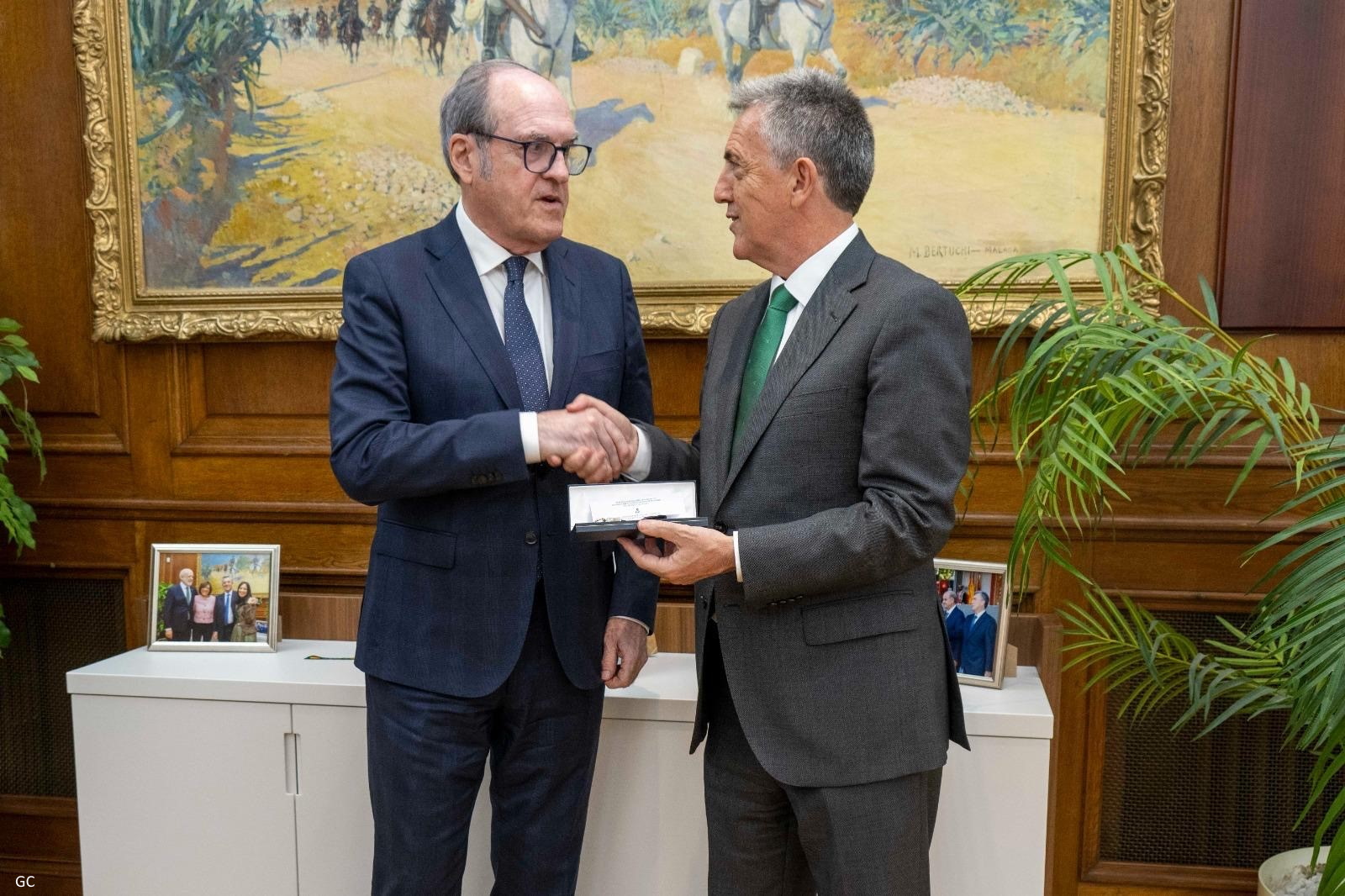 EL Defensor del Pueblo, Ángel Gabilondo, con el director general de la Guardia Civil, Leonardo Marcos