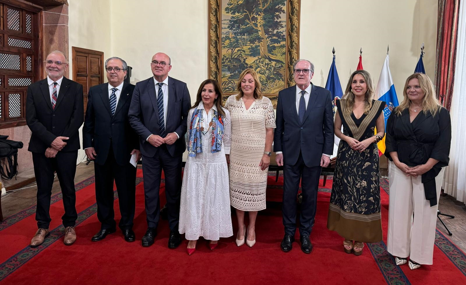 Foto de grupo del Defensor del Pueblo con el equipo de la Diputada del Común