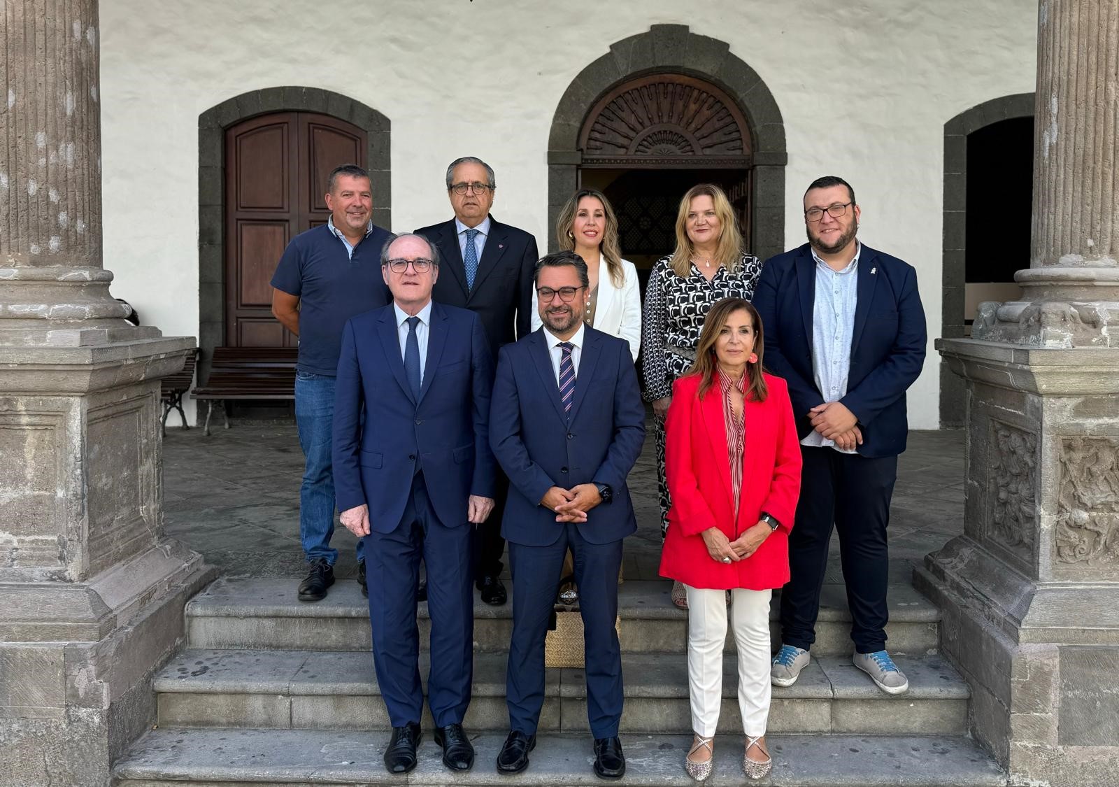 Foto de grupo durante la reunión con el alcalde de Santa Cruz de La Palma, Asier Antona