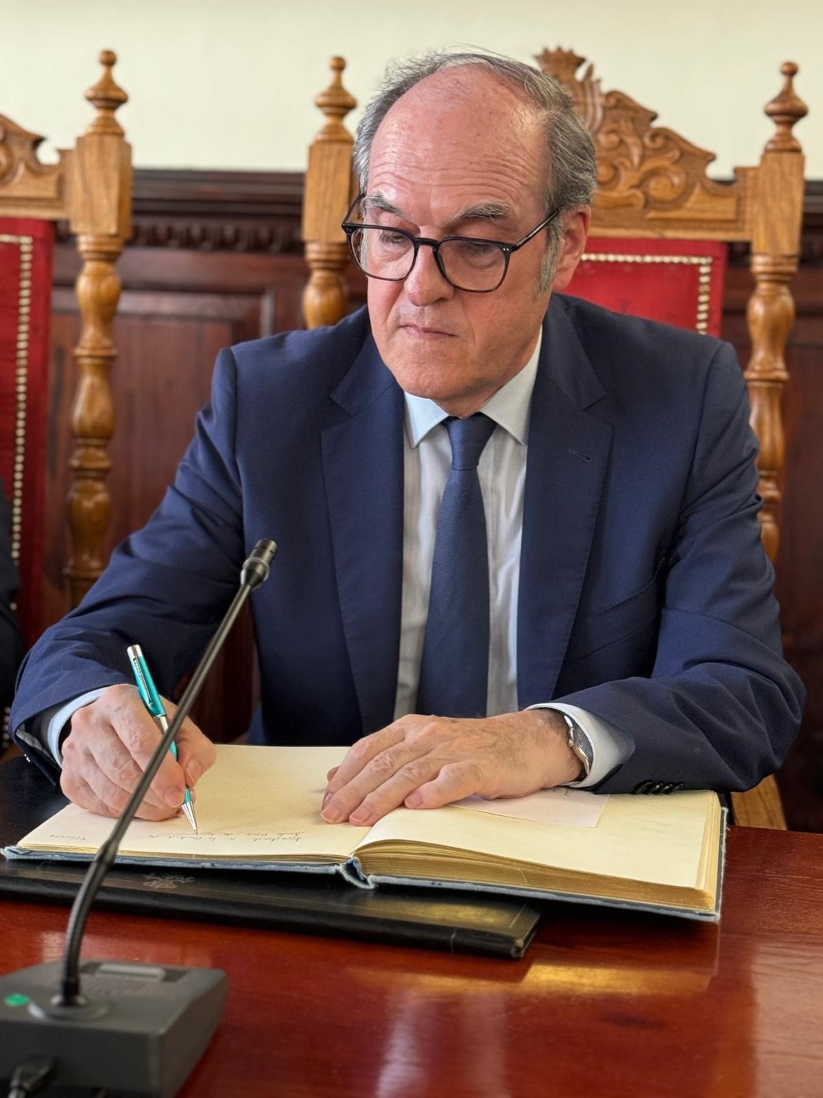 Ángel Gabilondo firmando en su reunión con el alcalde de Santa Cruz de La Palma, Asier Antona