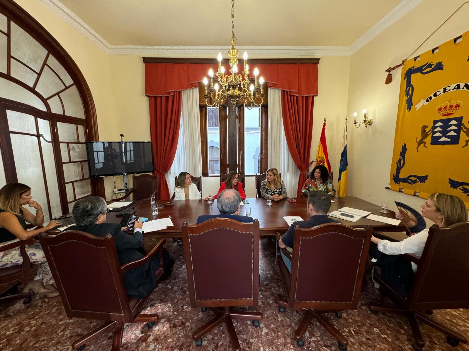 Ángel Gabilondo reunido con el equipo de la Diputada del Común en Canarias
