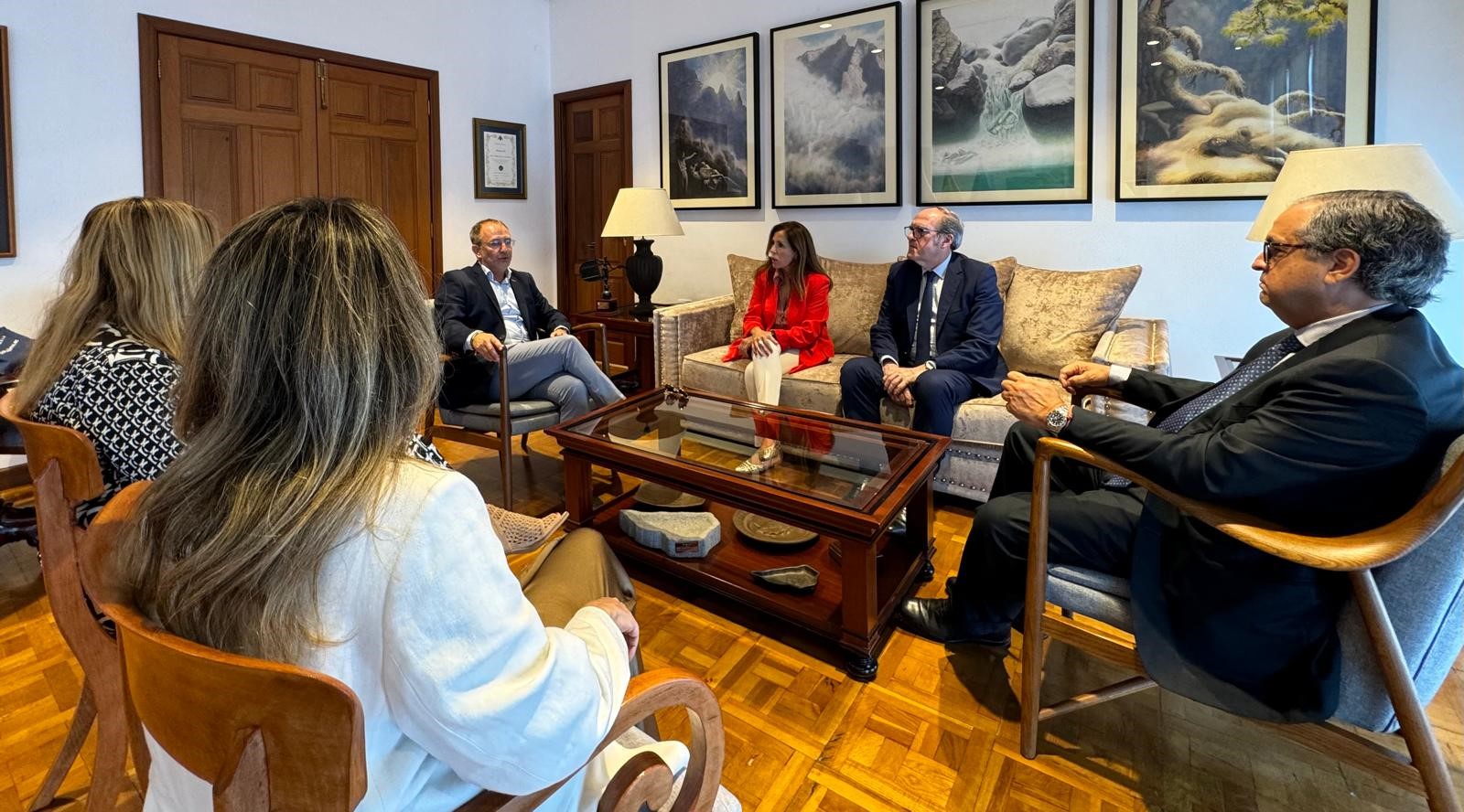 Reunión del Defensor del Pueblo, Ángel Gabilondo con el presidente del Cabildo de La Palma, Sergio Rodríguez