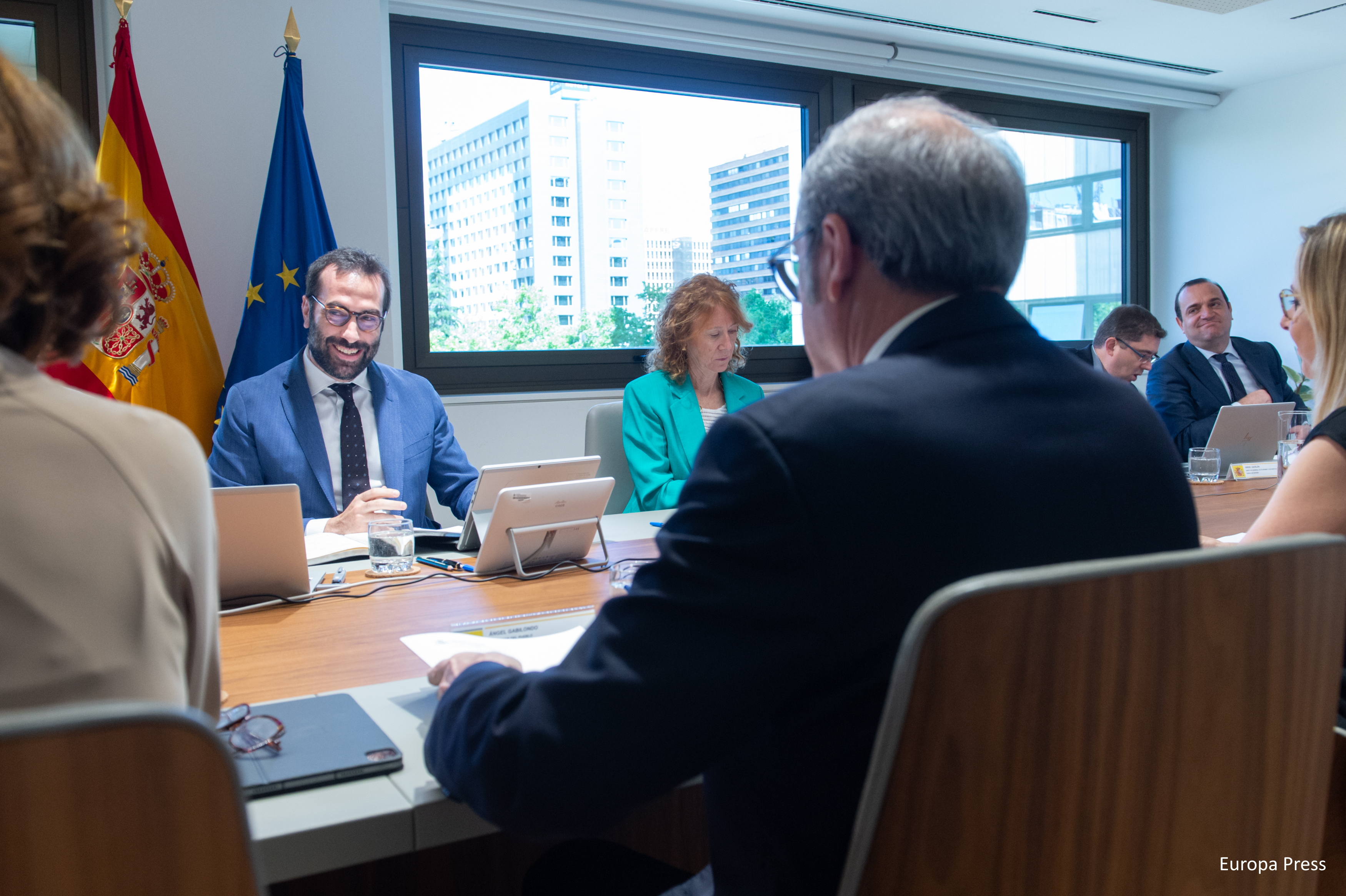 l Defensor del Pueblo, Ángel Gabilondo reunido con el ministro de Economía, Comercio y Empresa, Carlos Cuerpo, y con representantes de las patronales bancarias, asociaciones de usuarios financieros y la Plataforma de Mayores