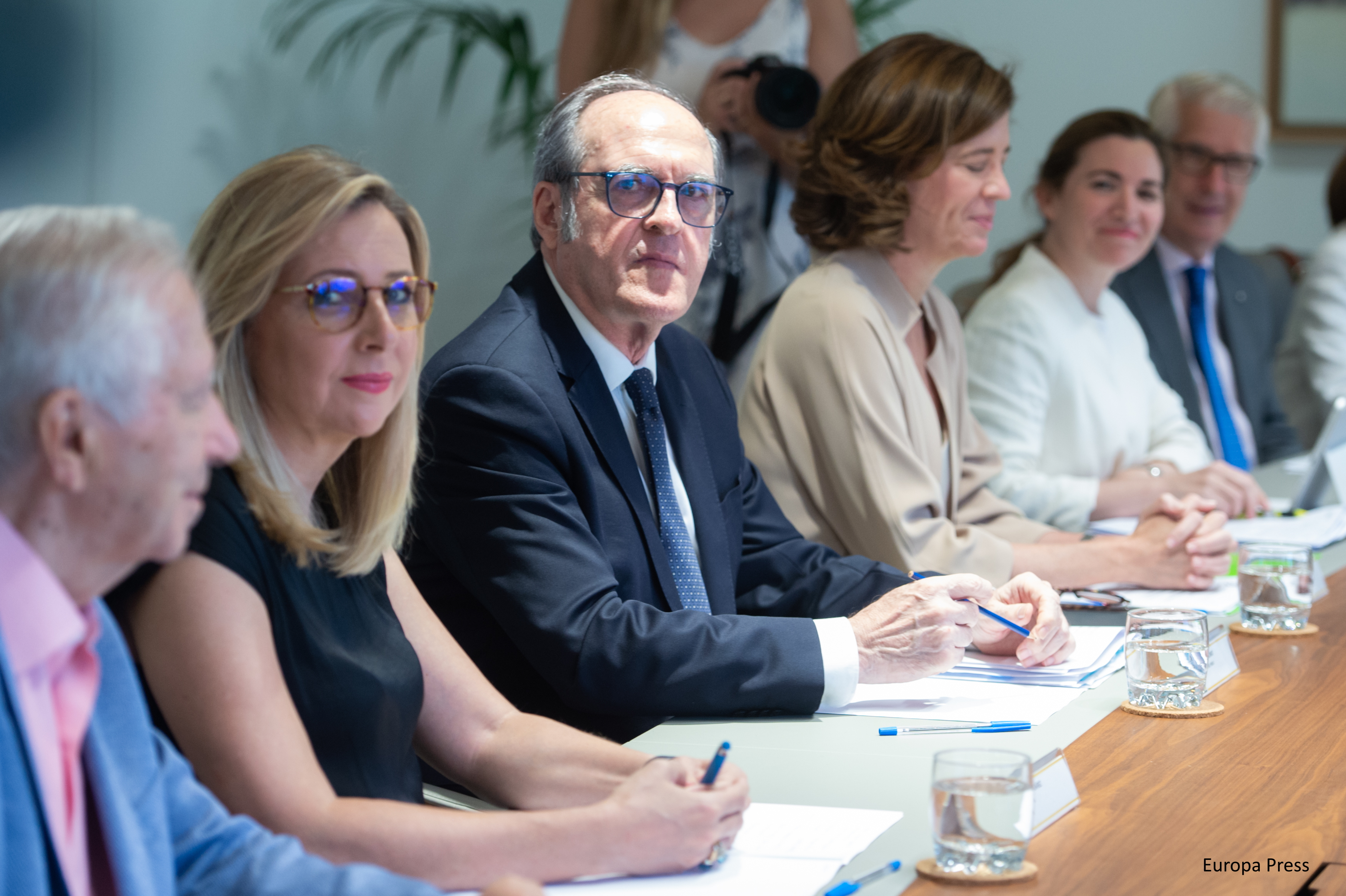 l Defensor del Pueblo, Ángel Gabilondo reunido con el ministro de Economía, Comercio y Empresa, Carlos Cuerpo, y con representantes de las patronales bancarias, asociaciones de usuarios financieros y la Plataforma de Mayores