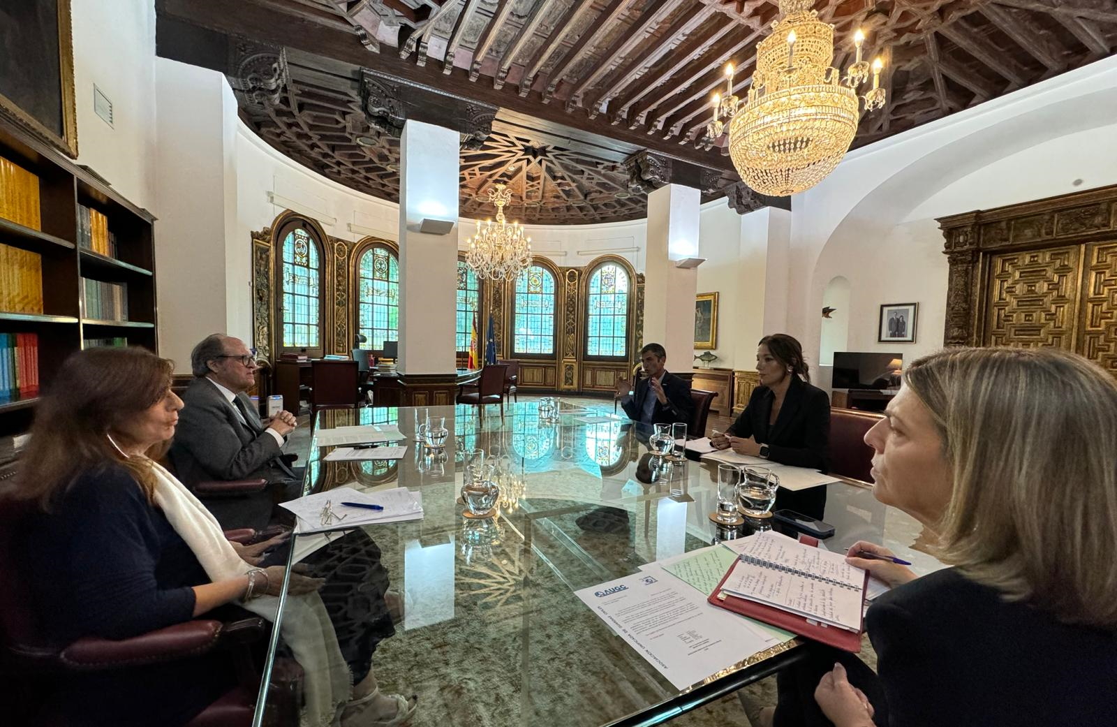 Reunión del Defensor con representantes de la AUGC