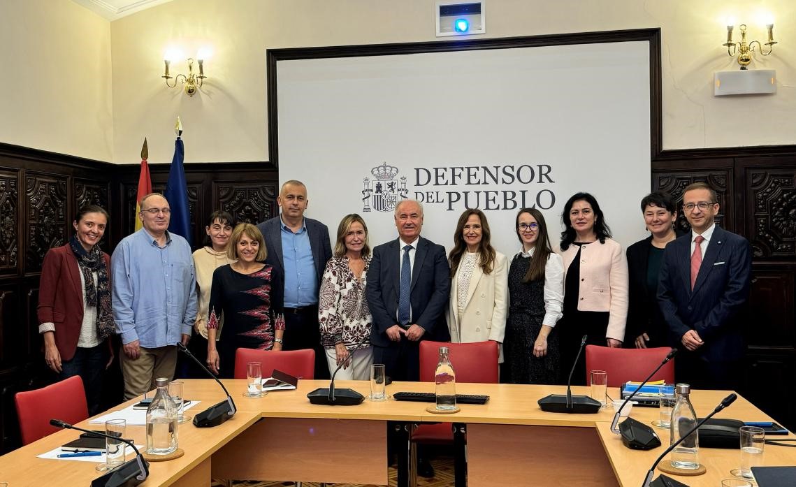 Foto de grupo de la Adjunta primera y equipo, durante la visita del Ombudsman de Macedonia del Norte