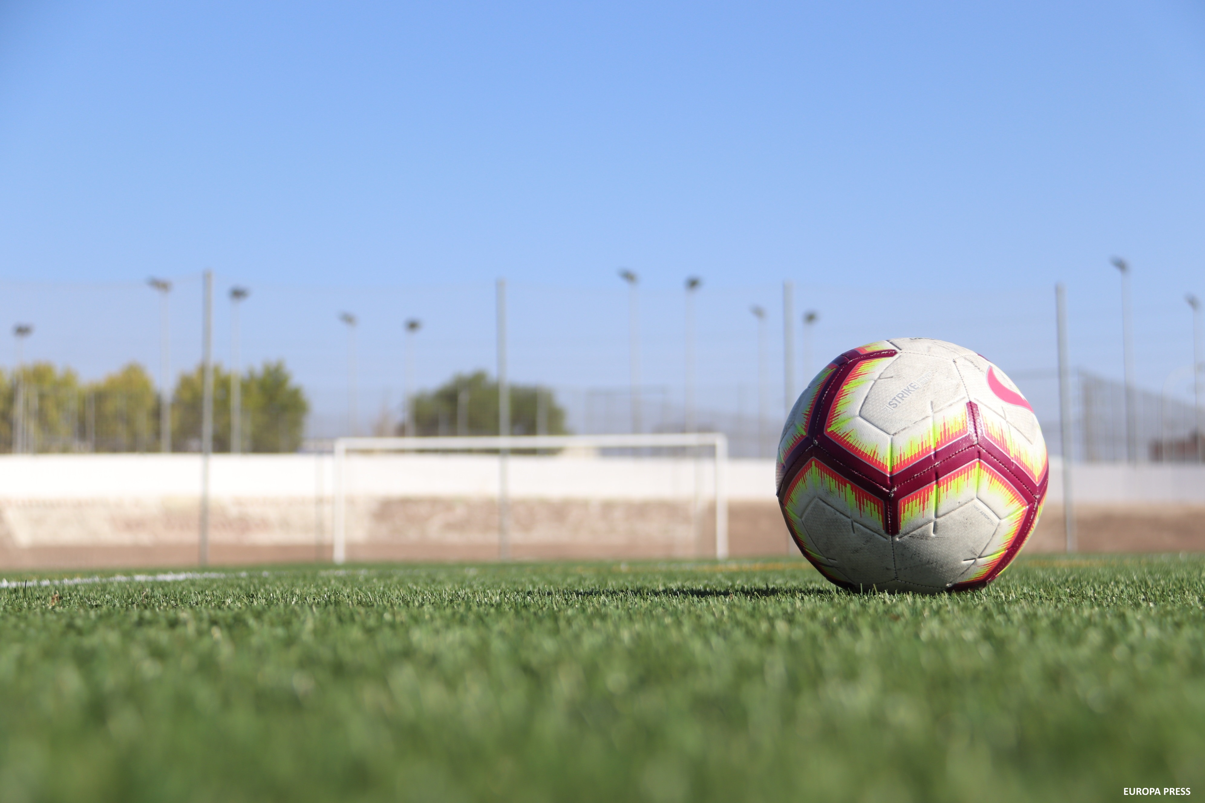 Balón en campo de fútbol