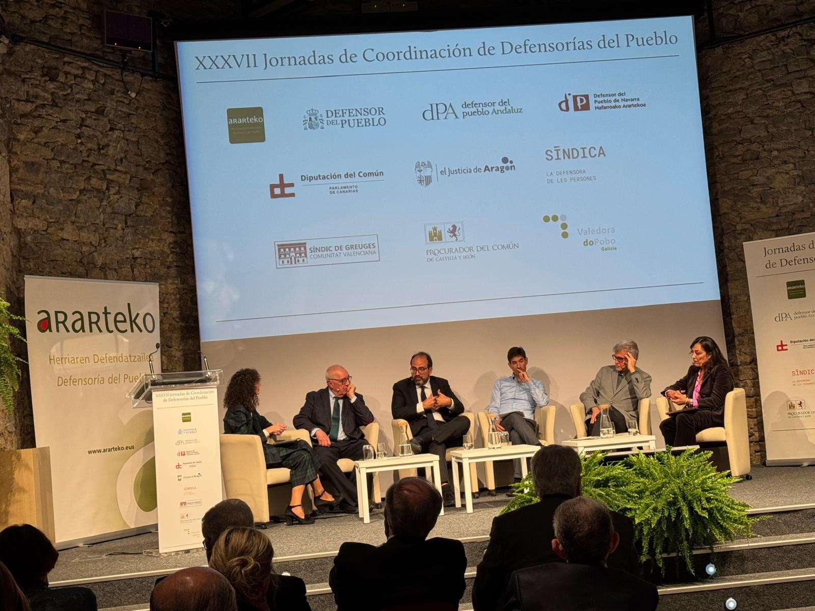 Mesa redonda de las Jornadas de coordinación de Defensorías en Vitoria