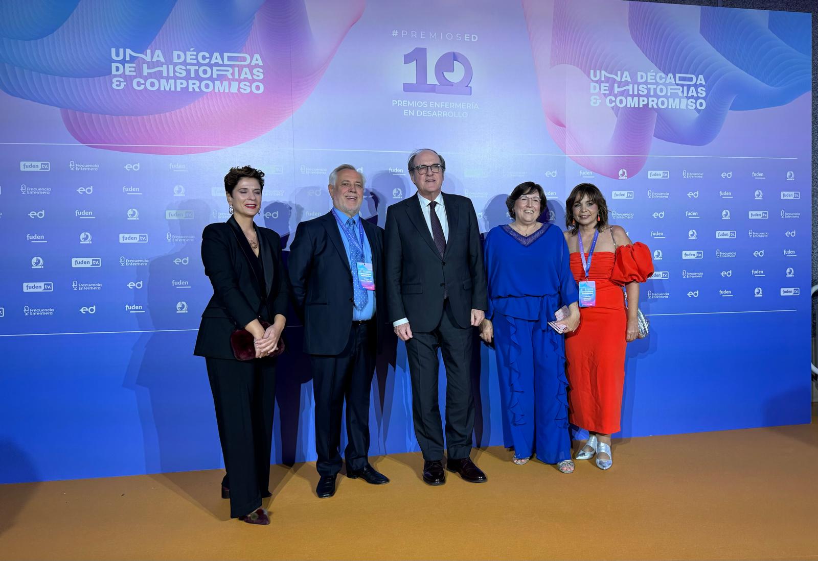 El Defensor del Pueblo en el photocall de la X entrega de los premios Enfermería en Desarrollo