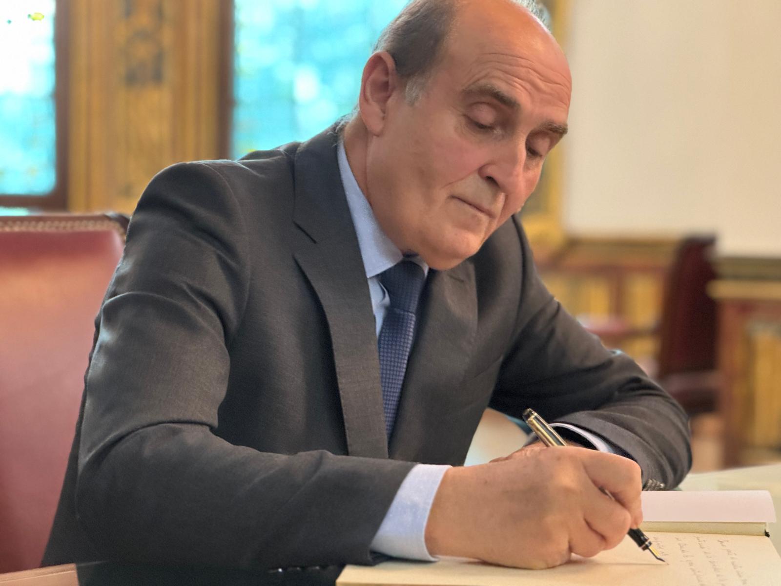 Tomás Quintana firmando en el despacho del Defensor del Pueblo