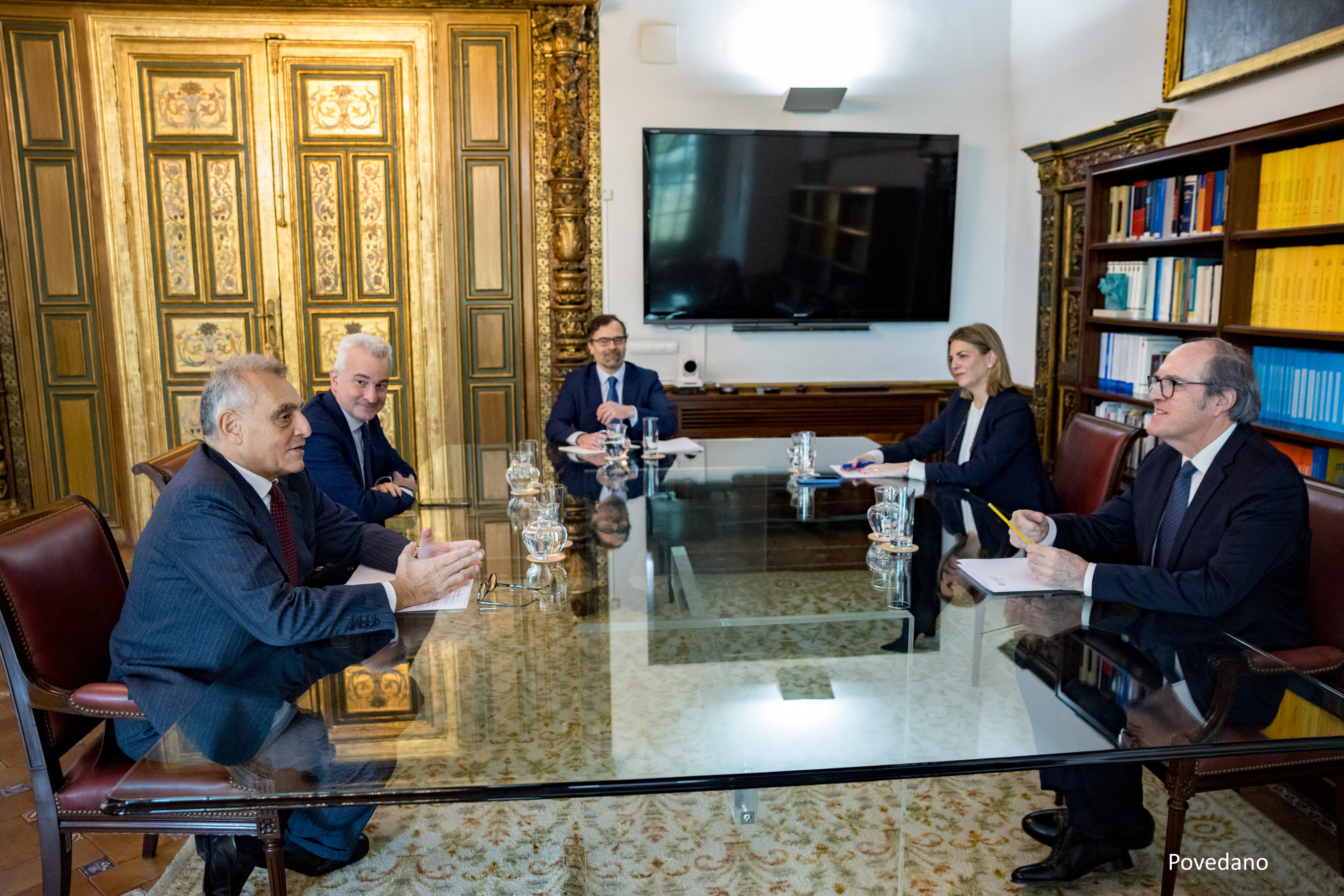 Foto de grupo de la reunión con el embajador de Italia