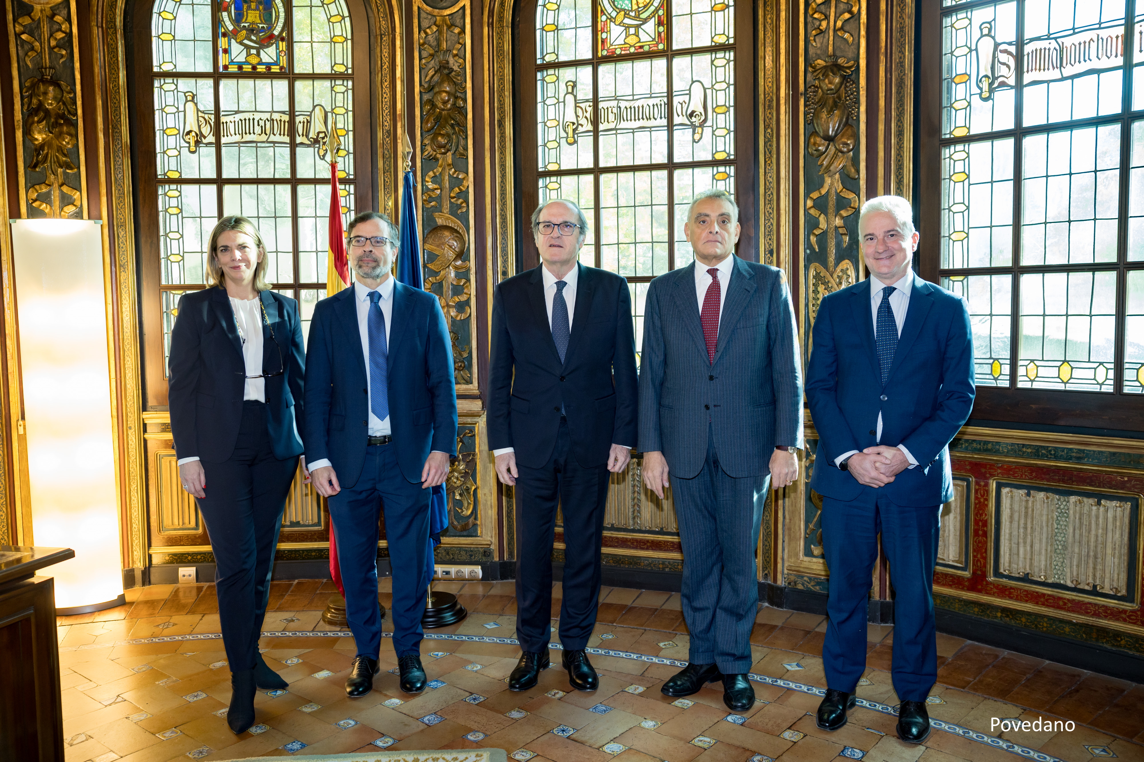 Foto de grupo de la reunión con el embajador de Italia