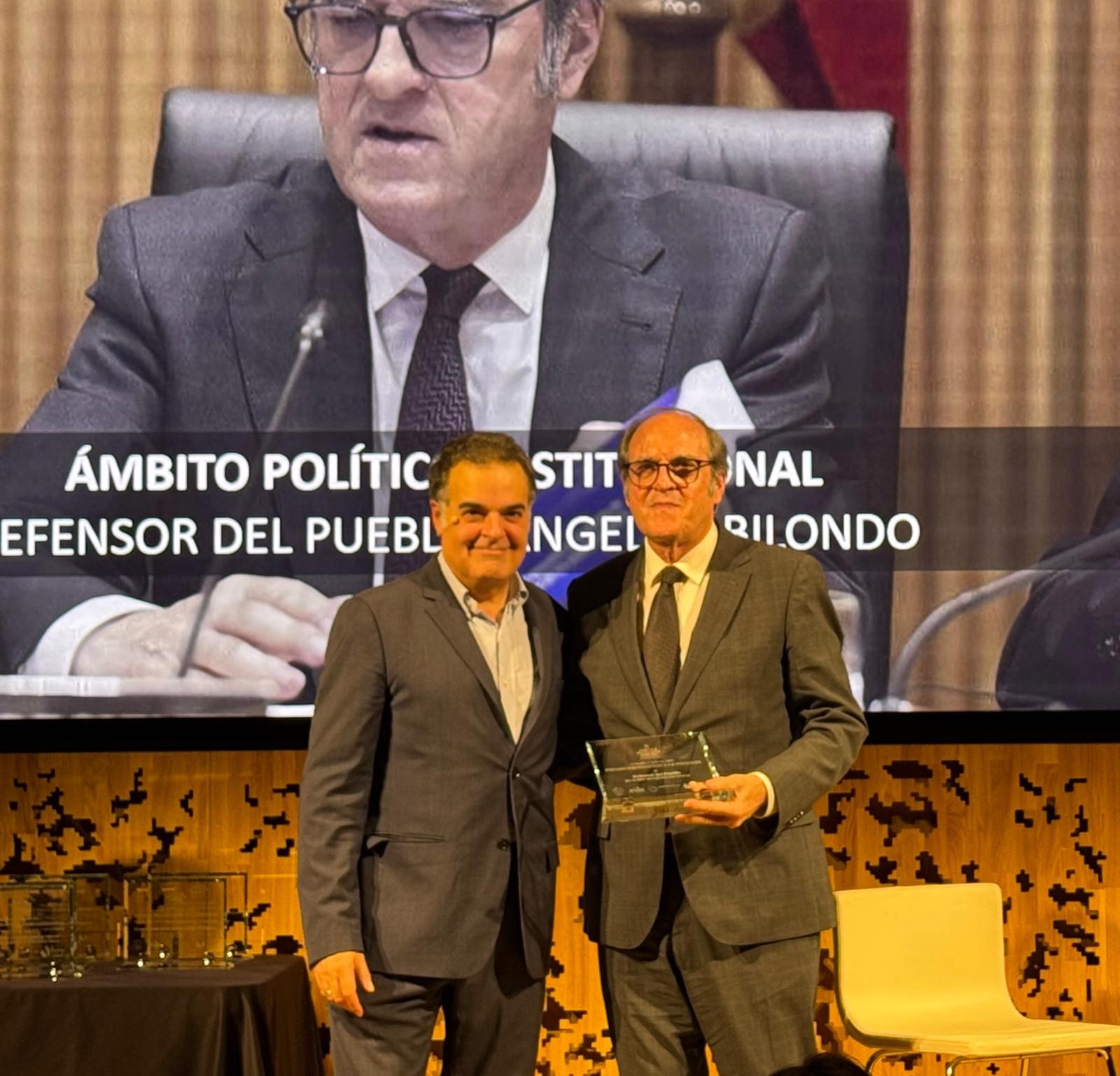 El Defensor del Pueblo, Ángel Gabilondo, recibe uno de los Premios de Protección a la Infancia