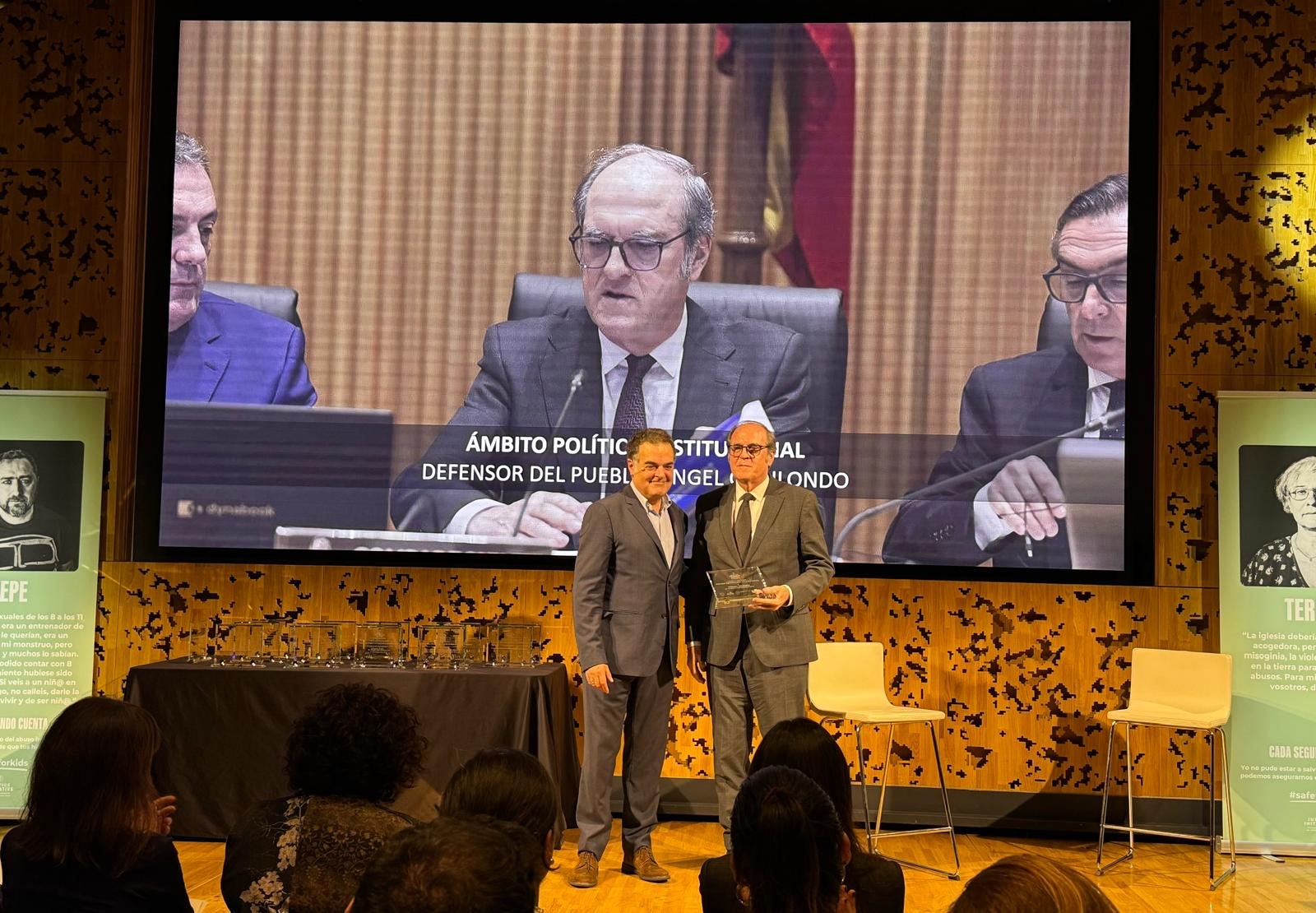 El Defensor del Pueblo, Ángel Gabilondo, recibe uno de los Premios de Protección a la Infancia