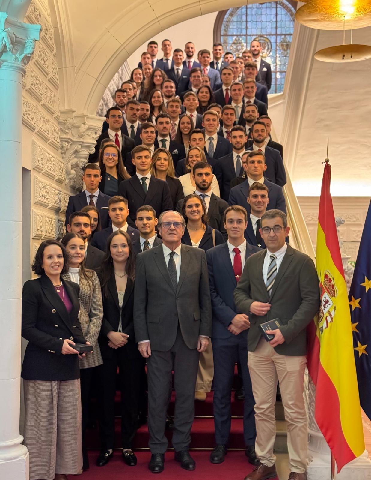 El Defensor del Pueblo, Ángel Gabilondo con alumnos y alumnas de la academia de oficiales de la Guardia Civil
