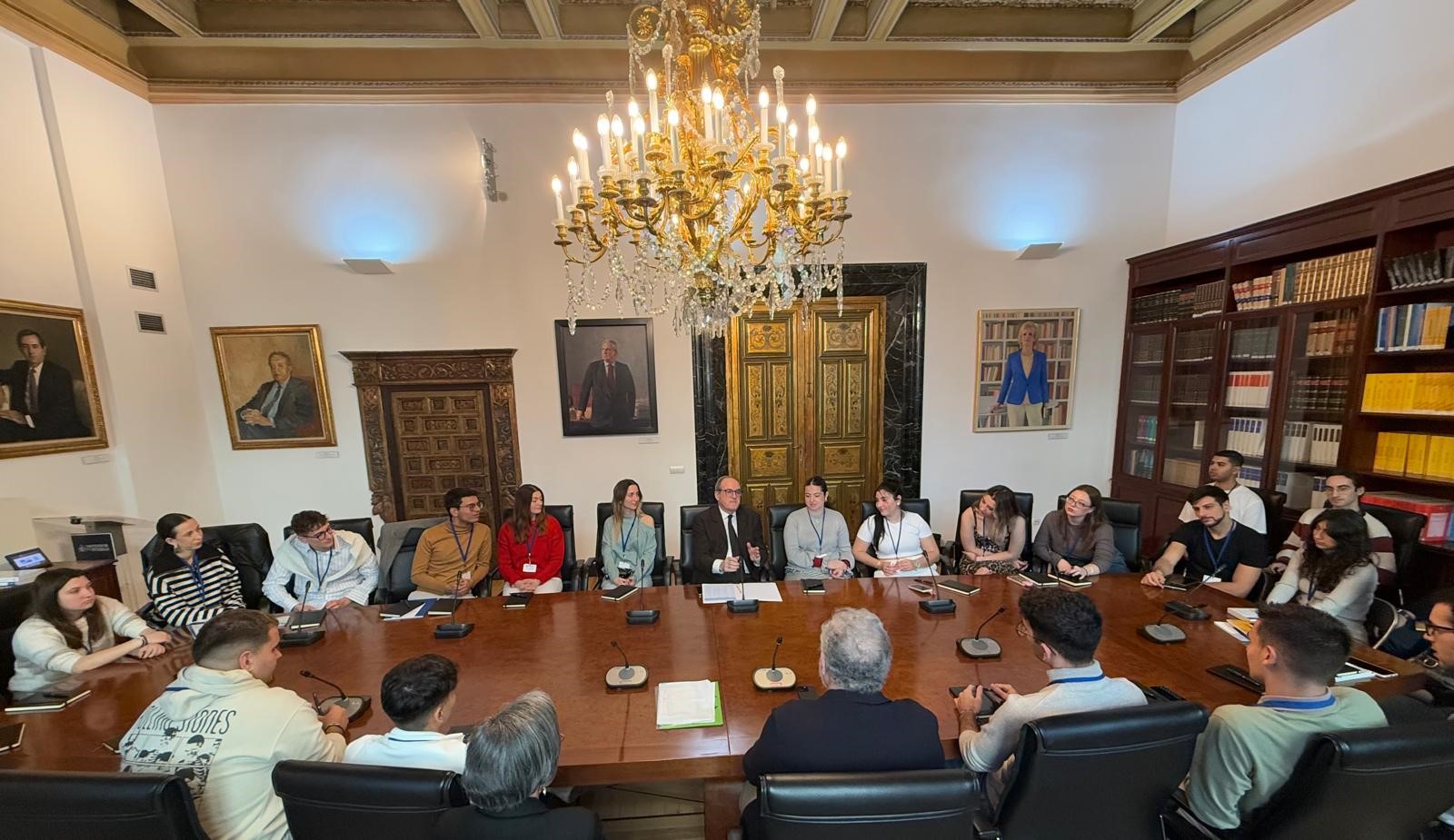 El Defensor del Pueblo se reúne con participantes del encuentro formativo `Jóvenes con la Constitución española de 1978´