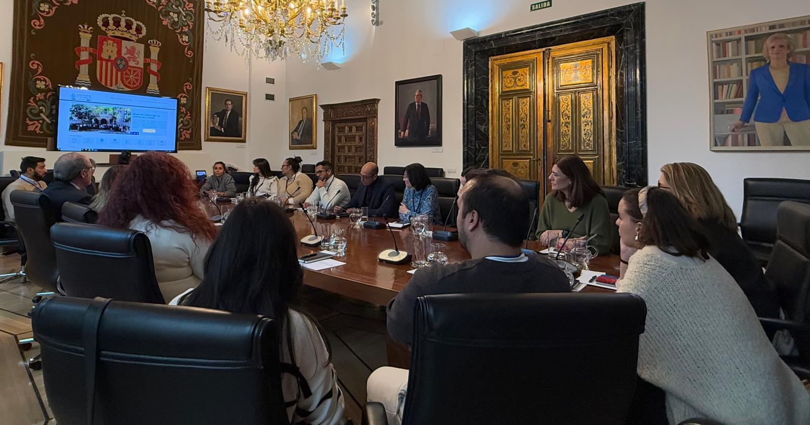 Reunión del Defensor del Pueblo con el personal técnico de la Fundación Secretariado Gitano