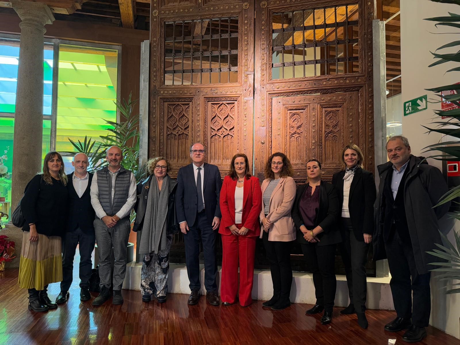 Foto de grupo durante la visita del Defensor a la Residencia Comunitaria Hospital del Rey
