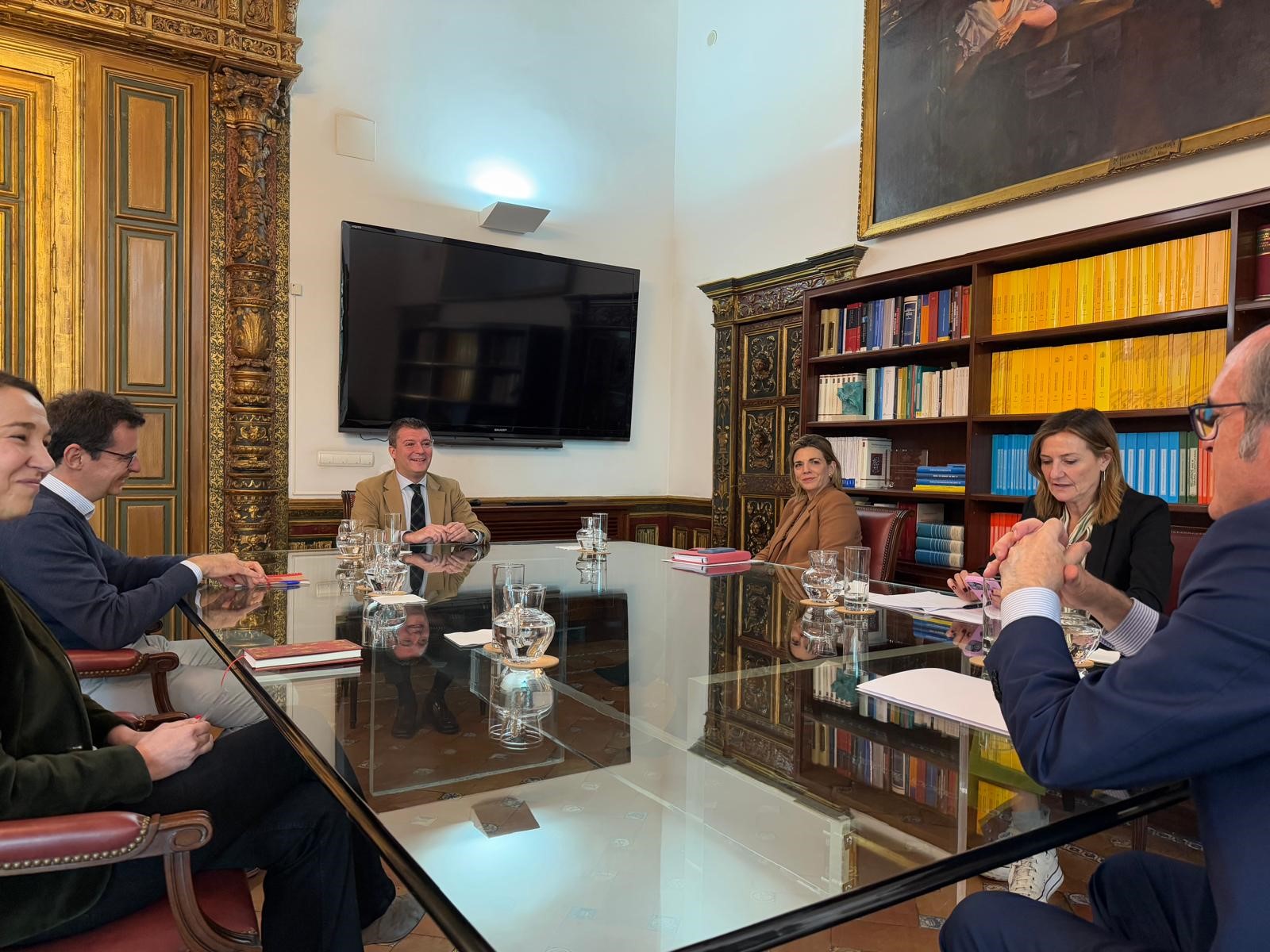Mesa de reunión del Defensor con el Comisionado para la Cañada Real