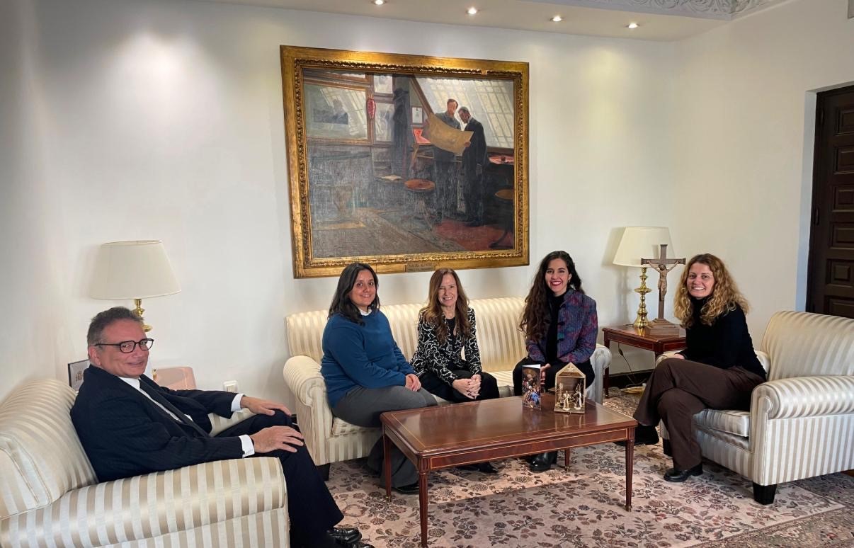 Reunión de la La adjunta primera directora de Infancia
