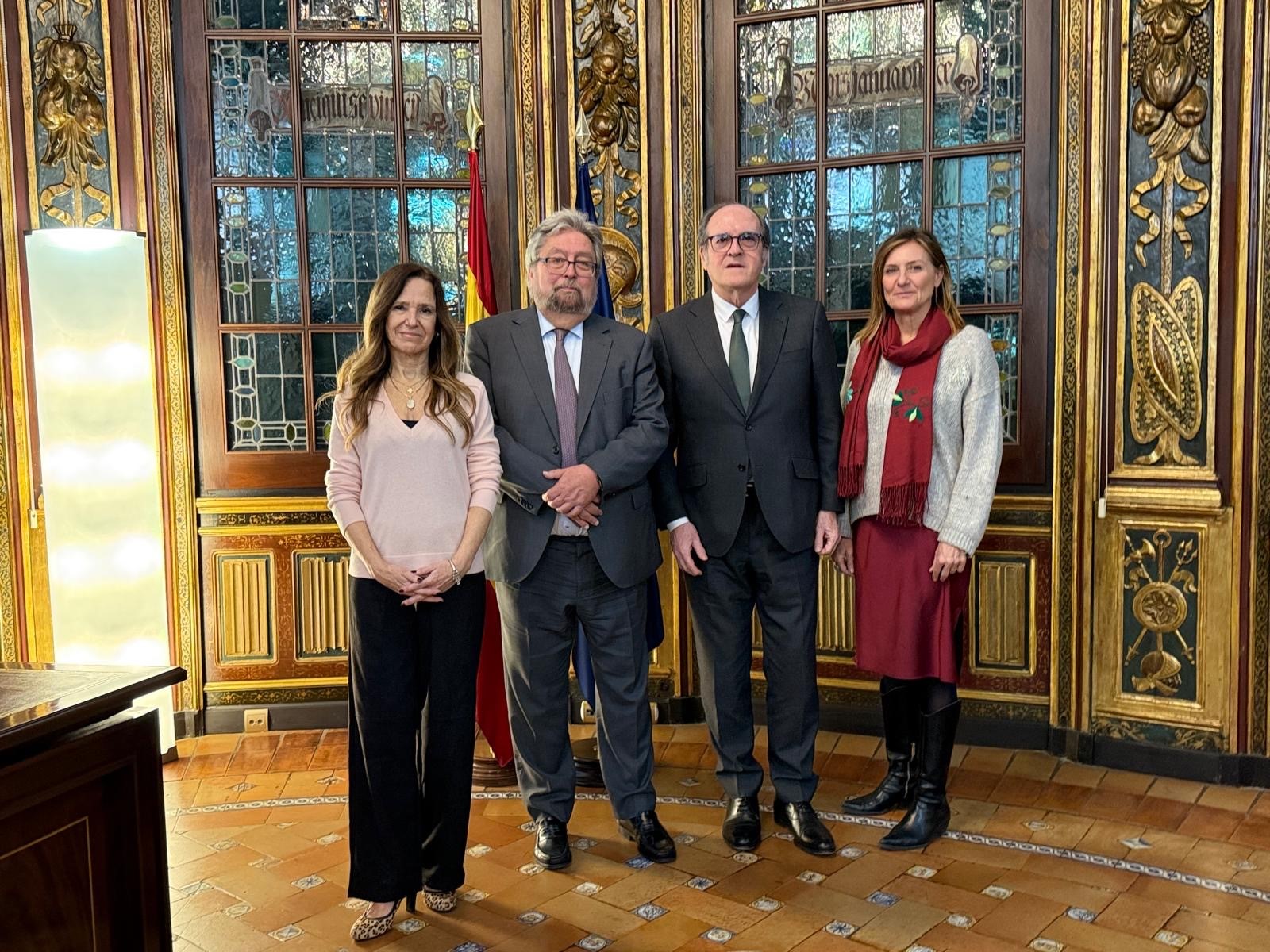 Manuel Lezertua con Ángel Gabilondo y las adjuntas