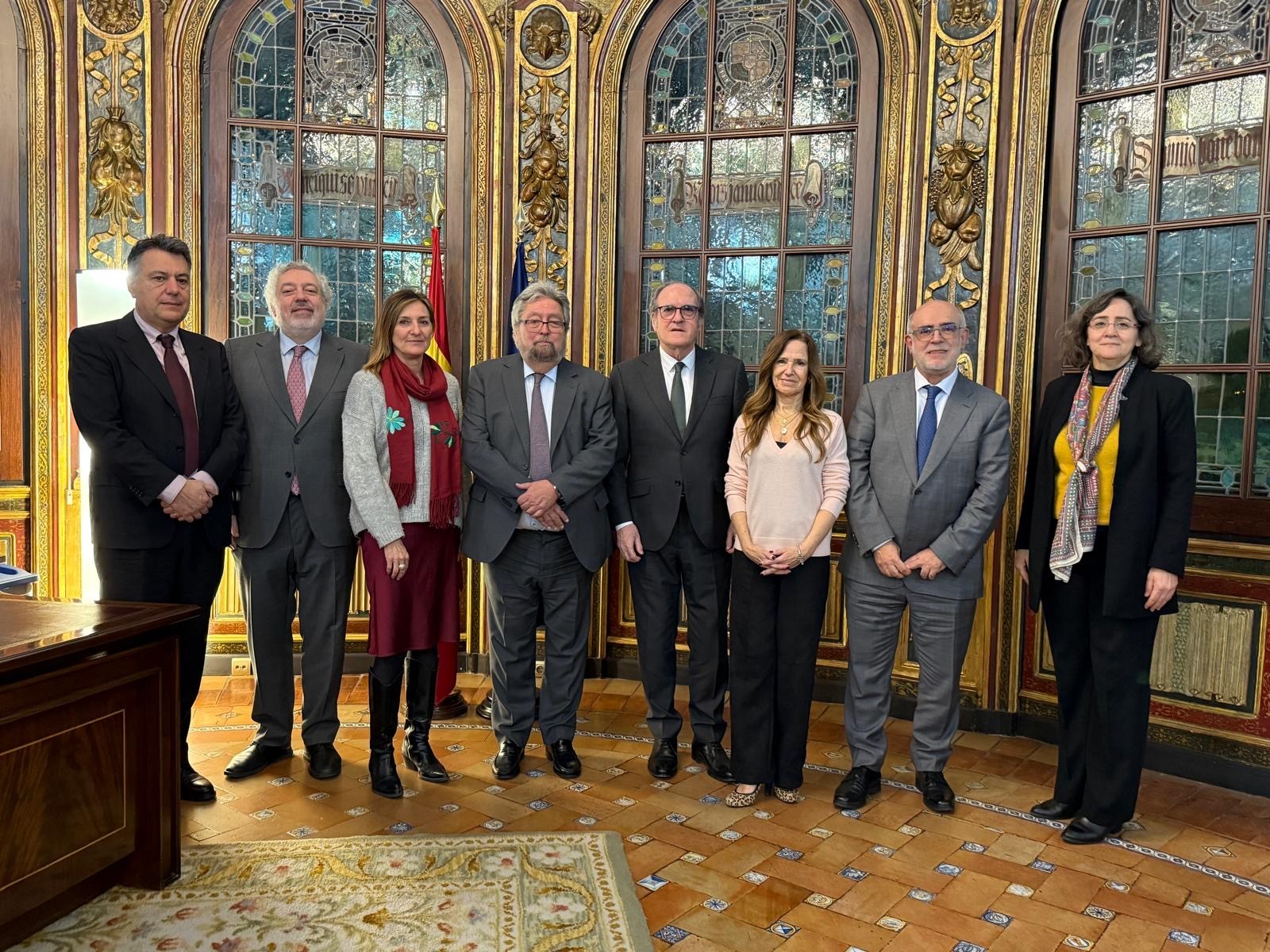 Foto de grupo de la reunión con la delegación del aratekoación del ararteko