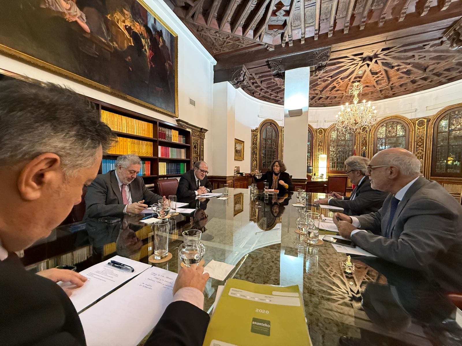 Reunión del Defensor del Pueblo con una delegación del ararteko