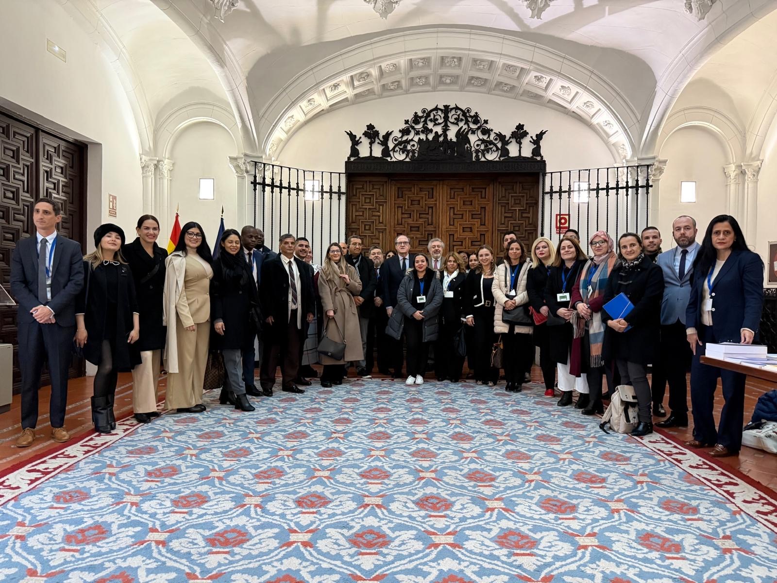 El Defensor del Pueblo, Ángel Gabilondo con alumnos y alumnas de la XX edición del Curso para Asesores Parlamentarios.