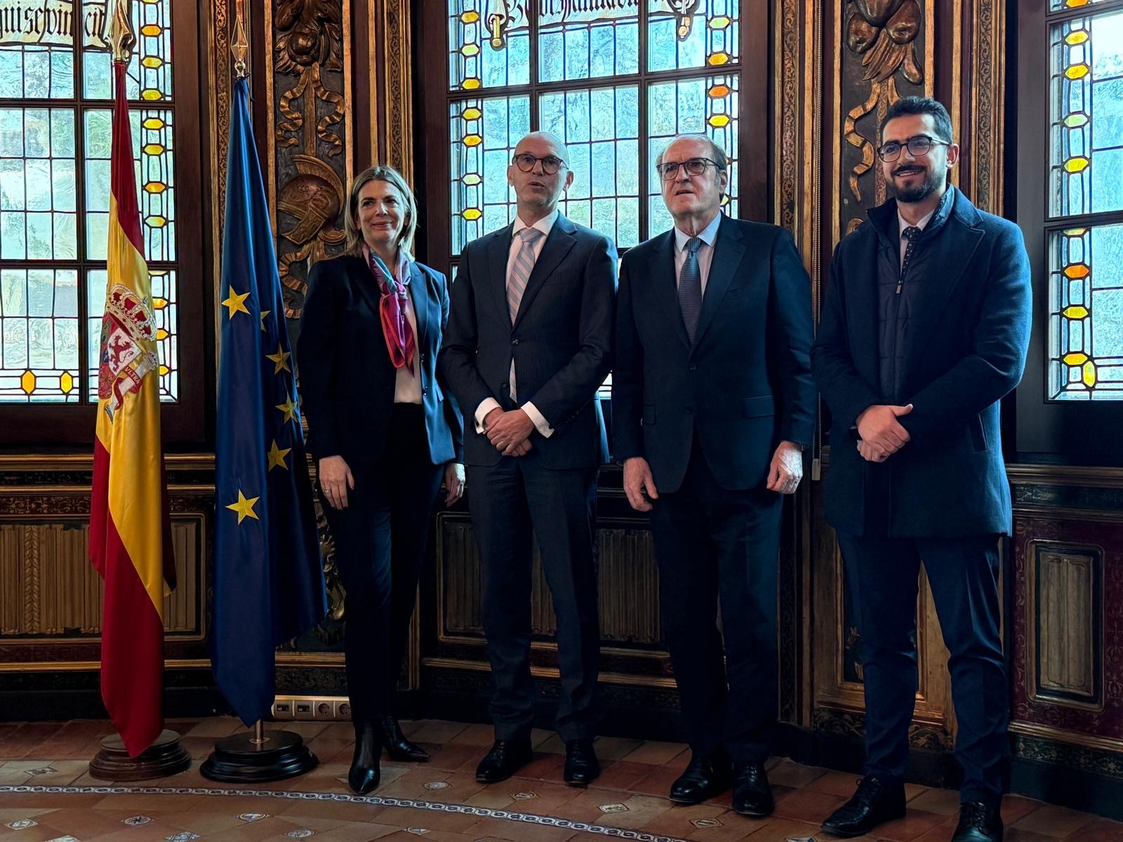 Foto de grupo del encuentro con el embajador del Reino de Países bajos y el encargado de política económica y asuntos políticos de la embajada