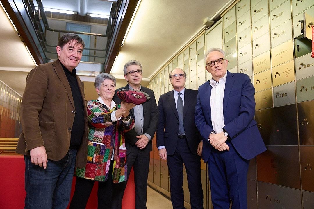 Foto de grupo junto a la caja acorazada del Instituto Cervantes