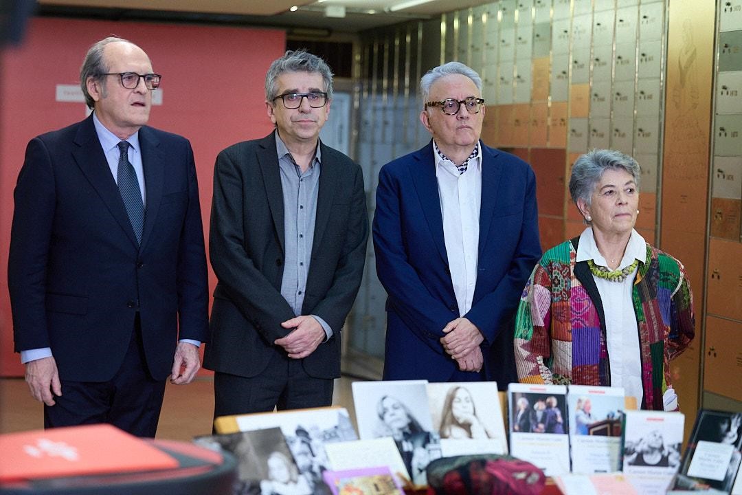 Foto de grupo junto a la caja acorazada del Instituto Cervantes
