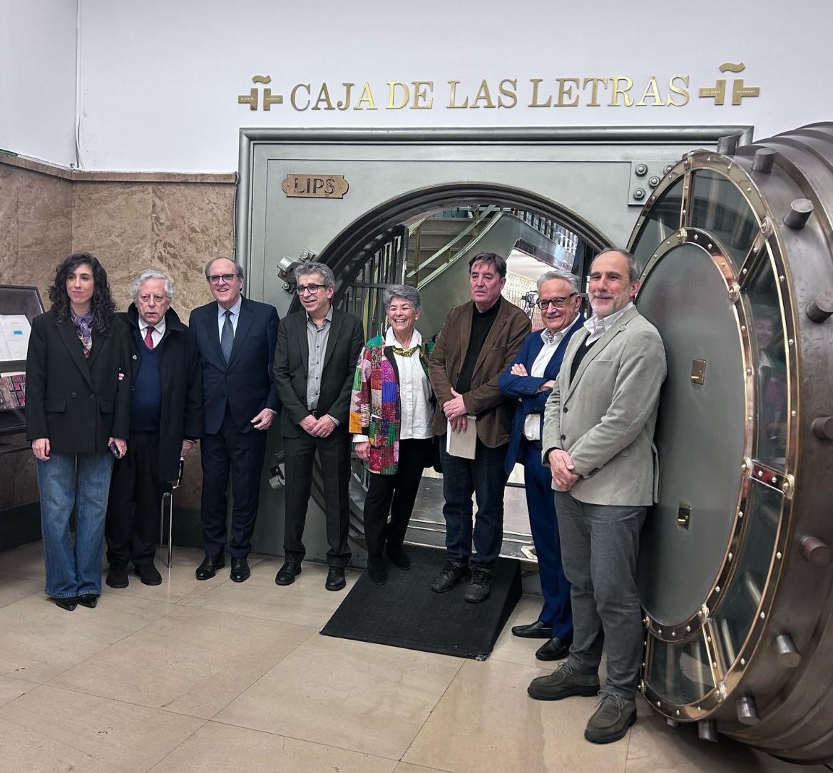 Foto de grupo en el homenaje a Carmen Martín Gaite