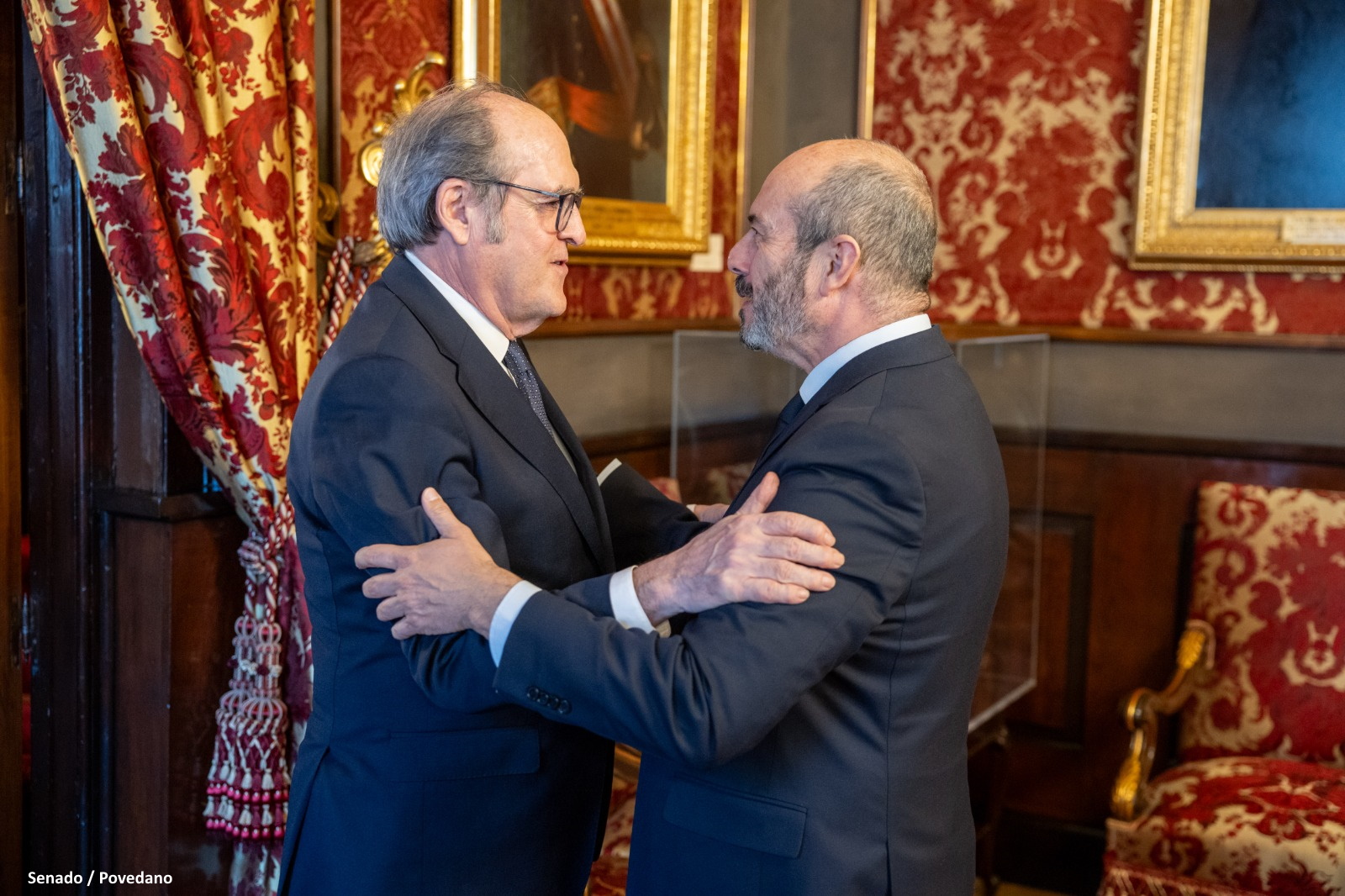 El Defensor del Pueblo entrega el Informe Anual 2024 al presidente del Senado