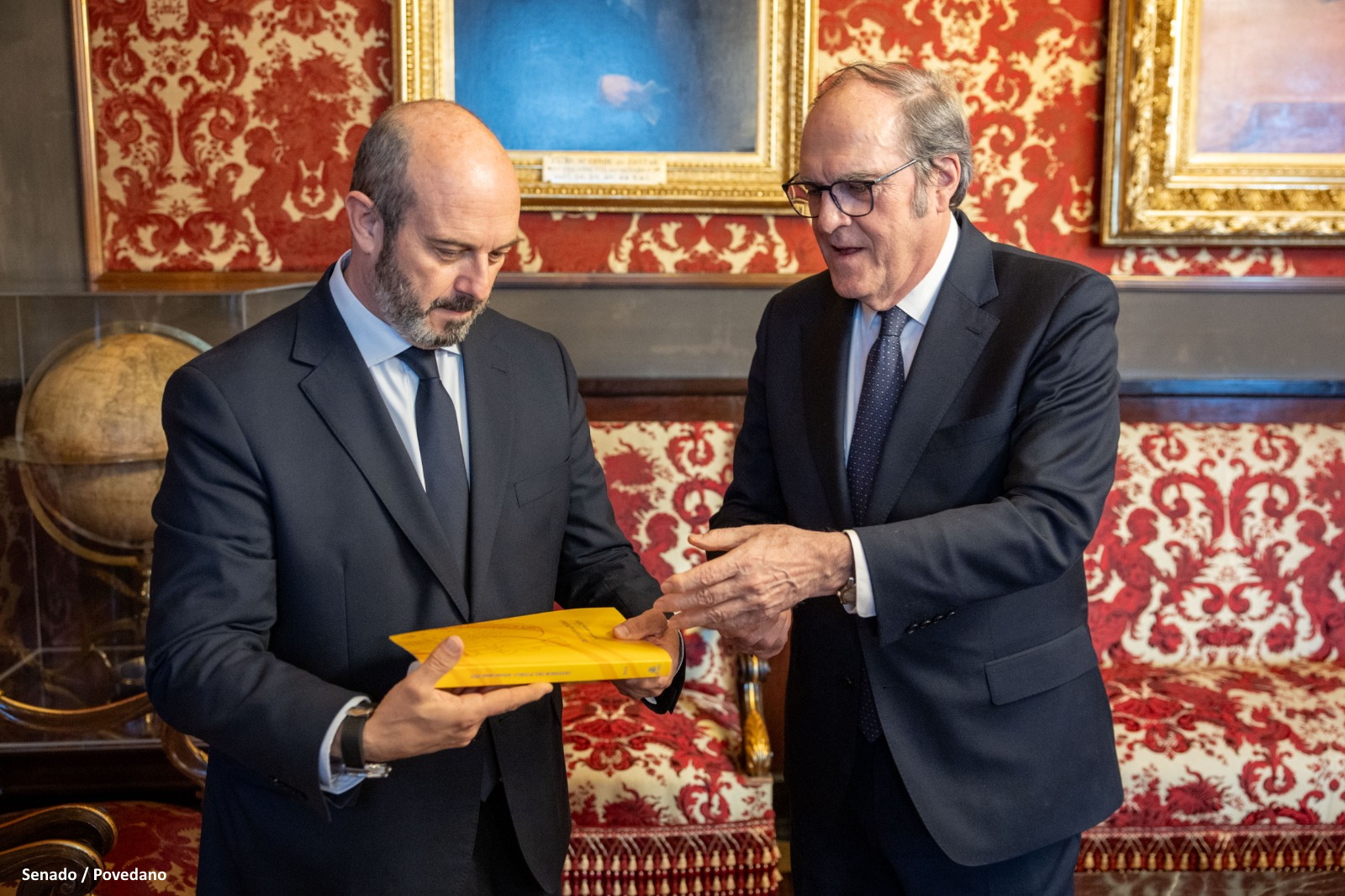 El Defensor del Pueblo entrega el Informe Anual 2024 al presidente del Senado