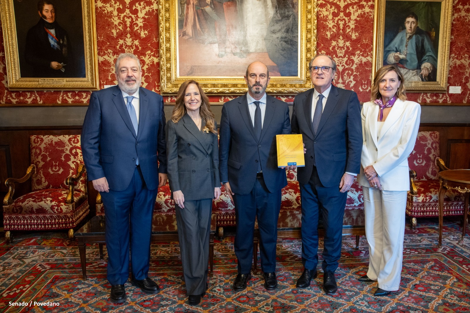 El Defensor del Pueblo entrega el Informe Anual 2024 al presidente del Senado